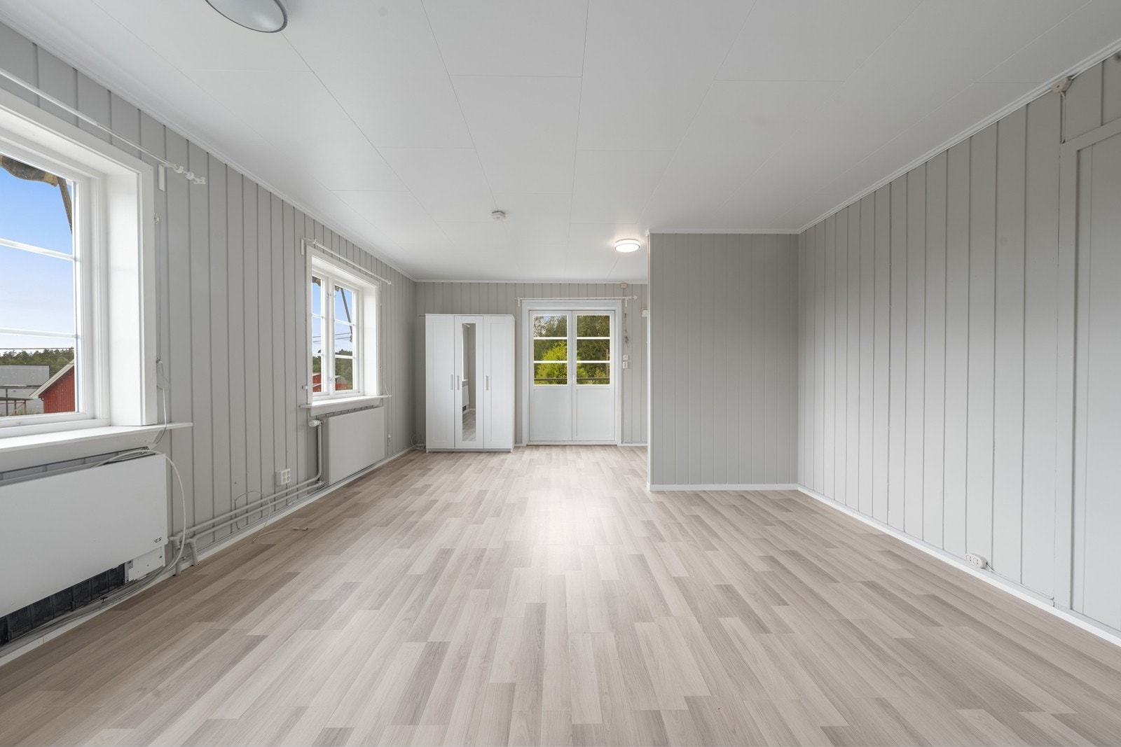 Lyst og romslig rom i første etasje med flere møbleringsmuligheter. Galleribilde