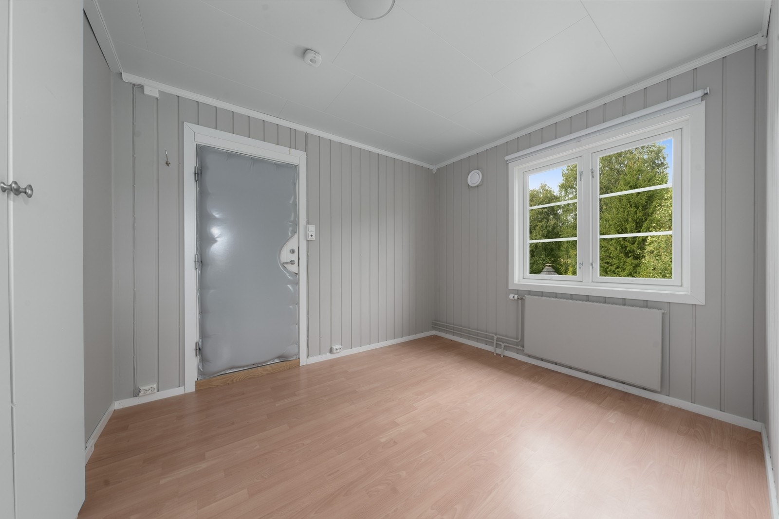 Rommet er utstyrt med radiator som er en del av husets vannbårne varmesystem. Galleribilde