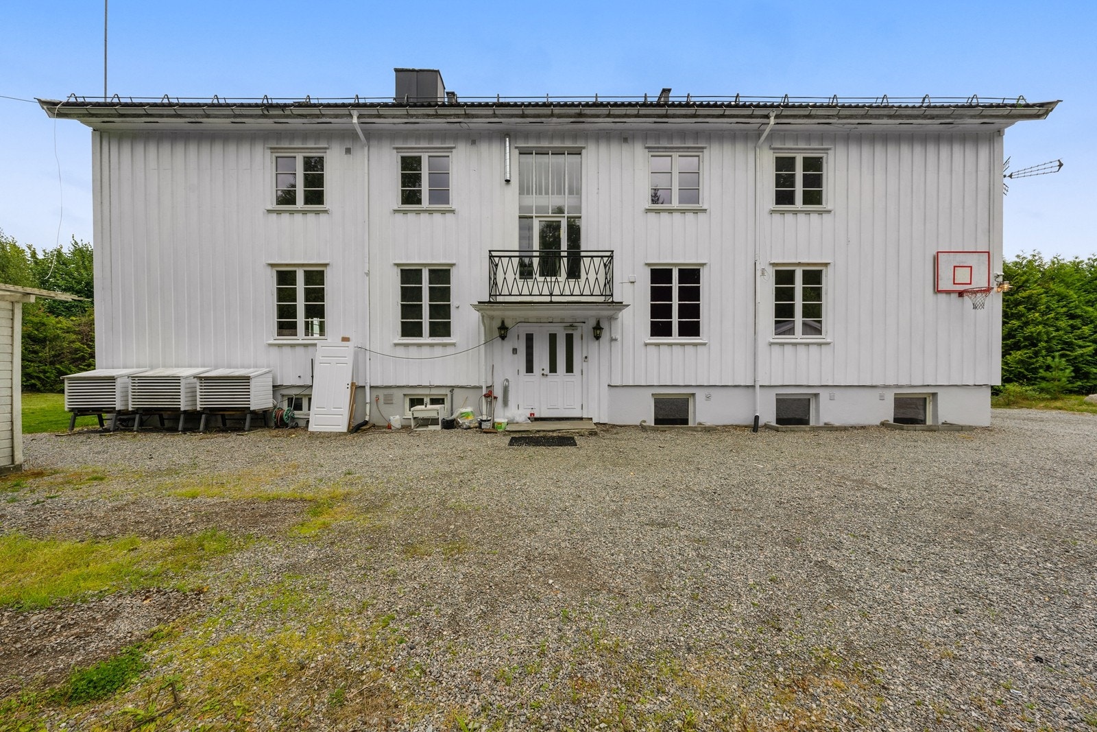 Boligens bakside med inngang til boligen Galleribilde