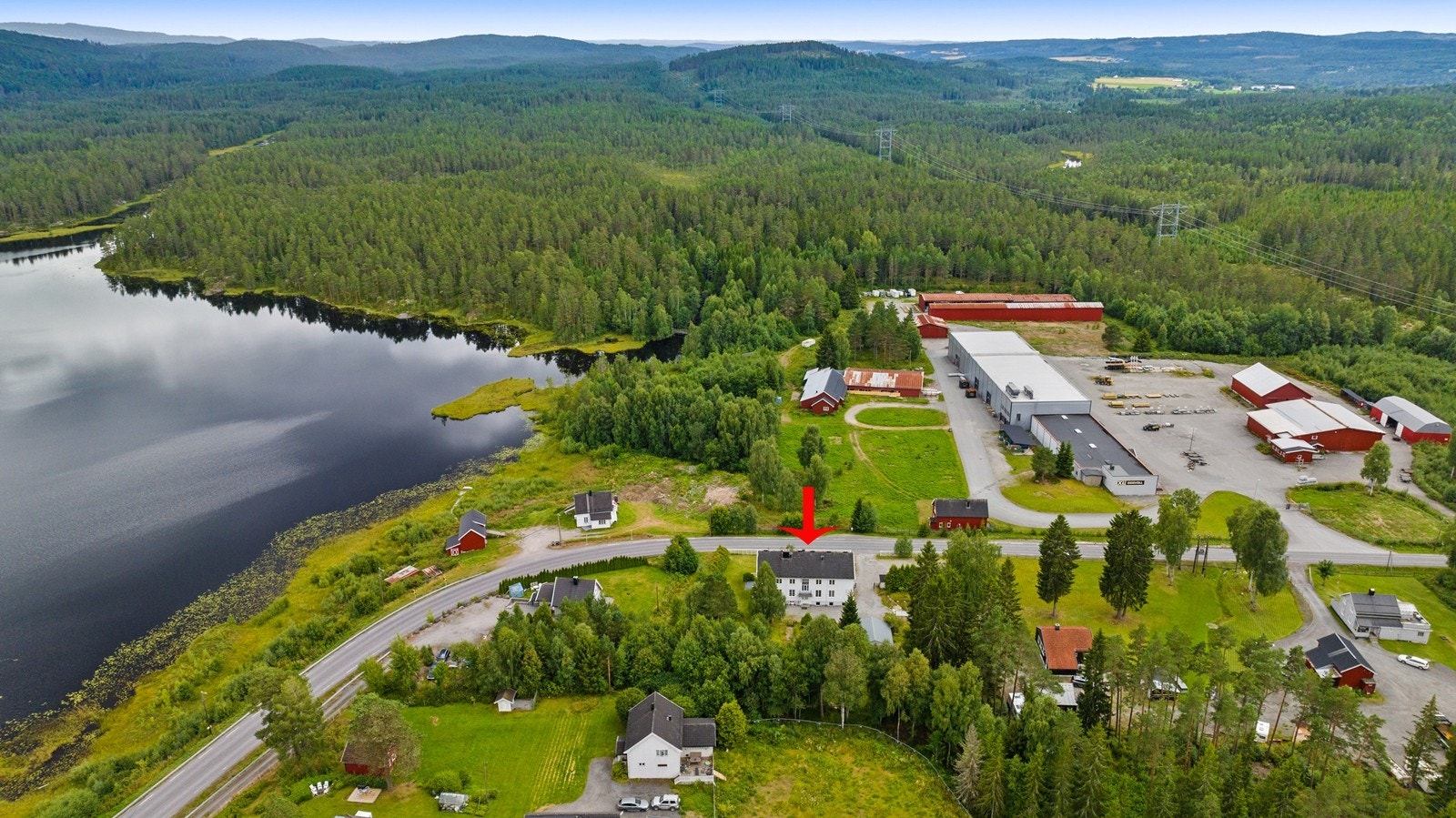 Eiendommen ligger i et område med spredt bebyggelse og store skogsområder. Galleribilde