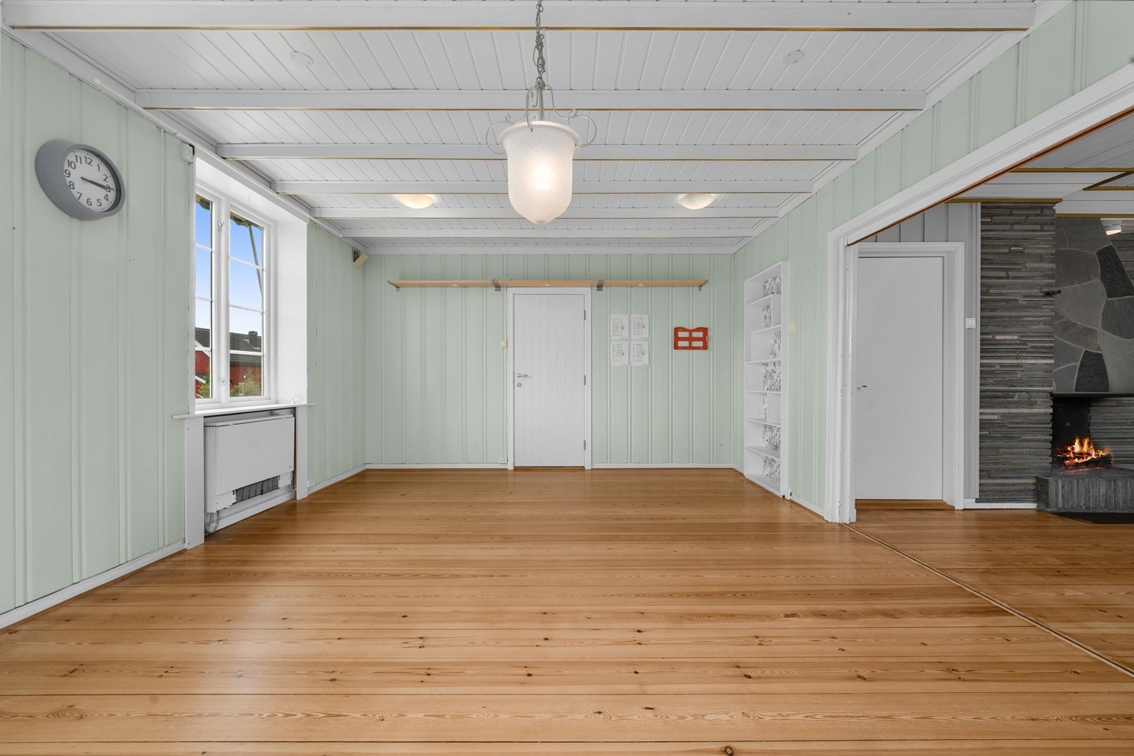 Gjennomlys og store vindusflater gir rommene en lys og luftig karakter. Galleribilde