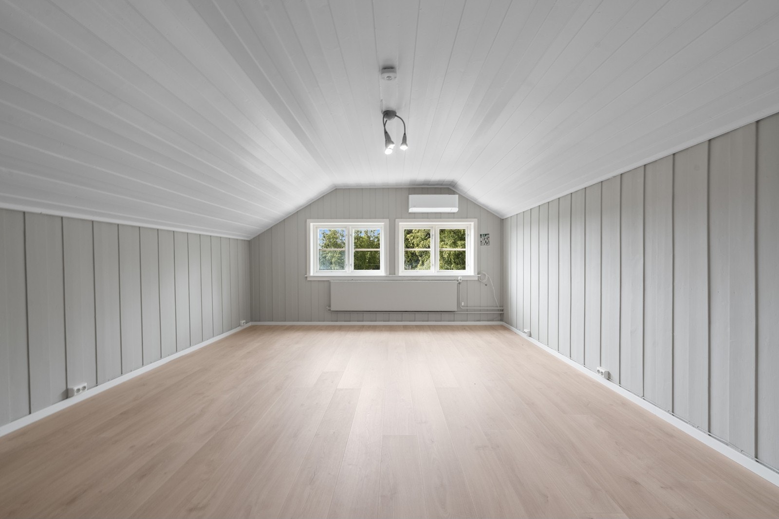 Loftsetasjen har panel på vegger og i himling, noe som gir en lun følelse. Galleribilde