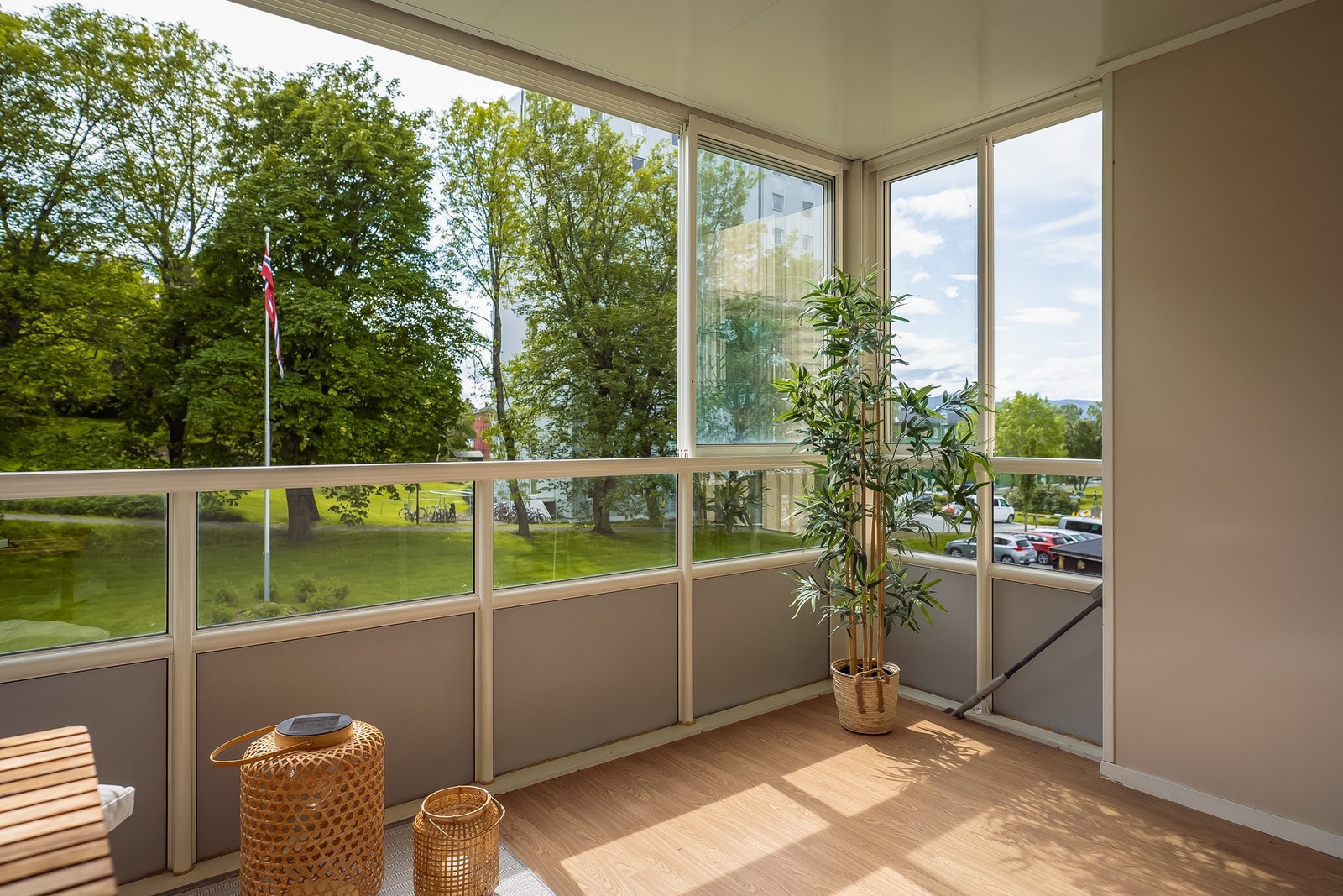 Den sørvendte balkongen på 7,5 m² er innglasset og vinduene kan skyves til siden. Galleribilde