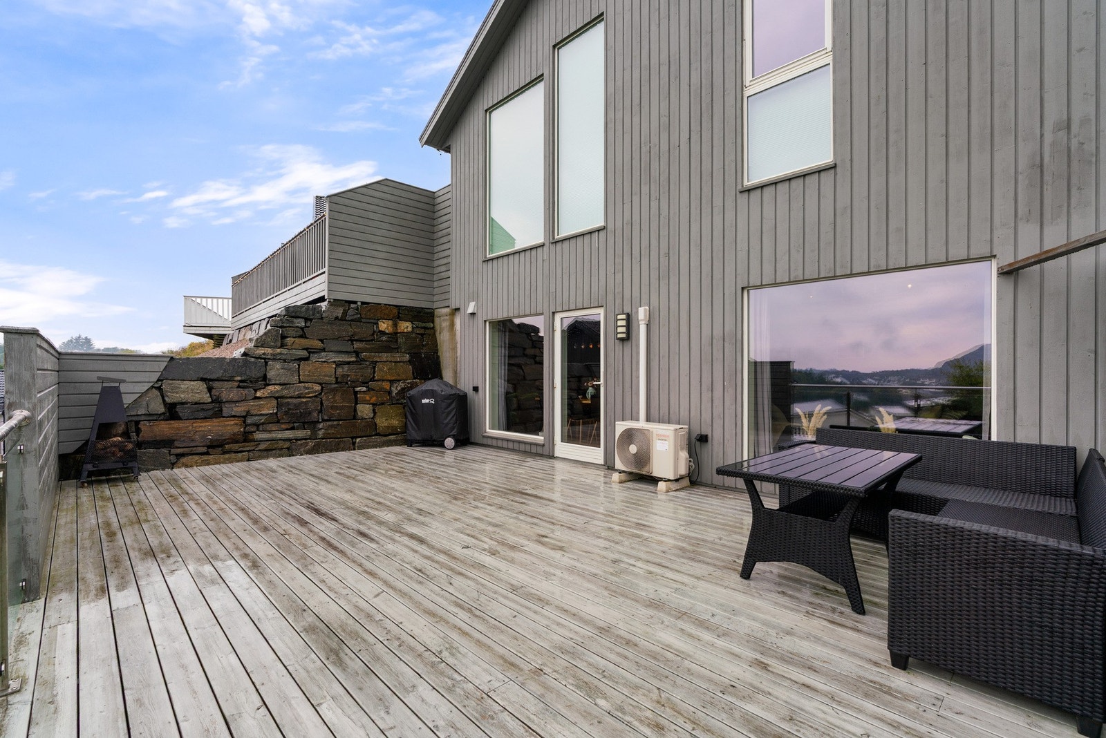 Stor terrasse med gode solforhold Galleribilde