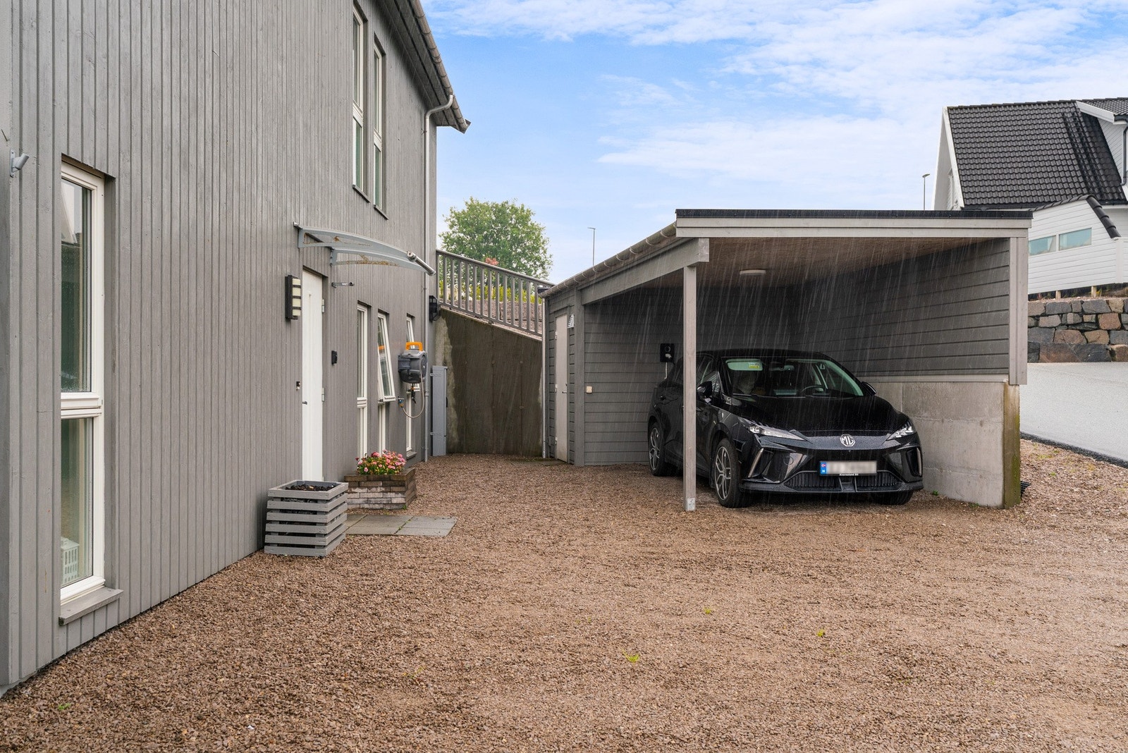 Stor leilighet på ett plan med carport Galleribilde