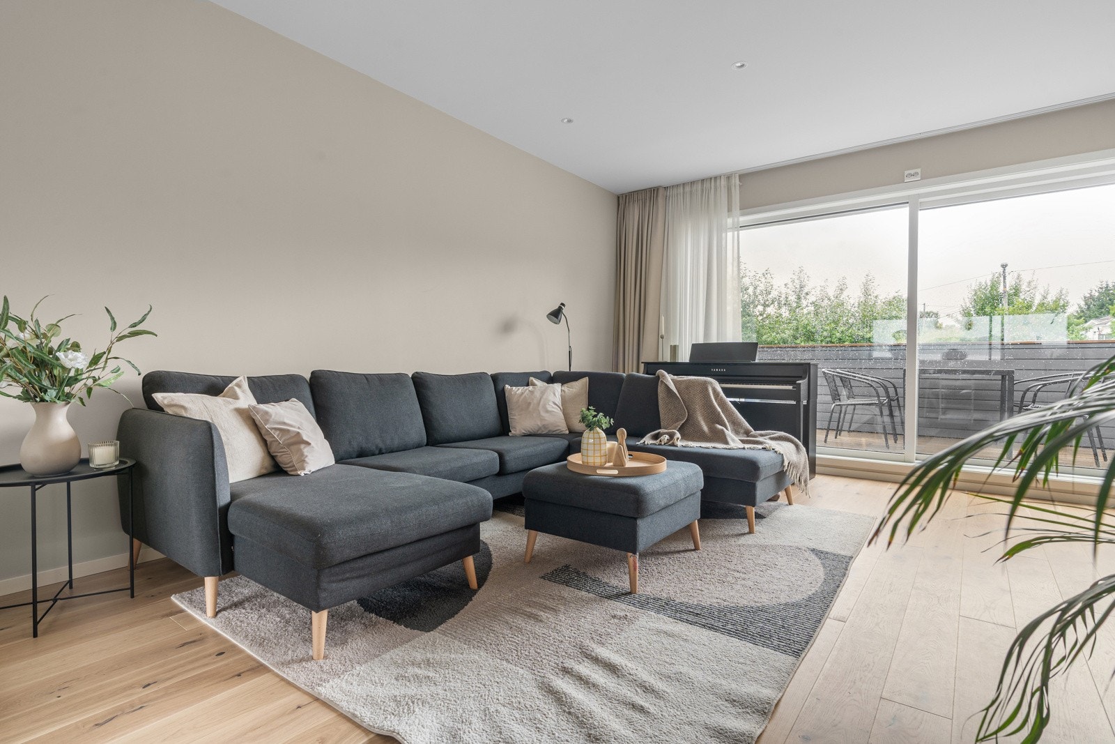 Velkommen inn i stua! Åpen og sosial planløsning med store vindusflater og utgang til sørvestvendt balkong!