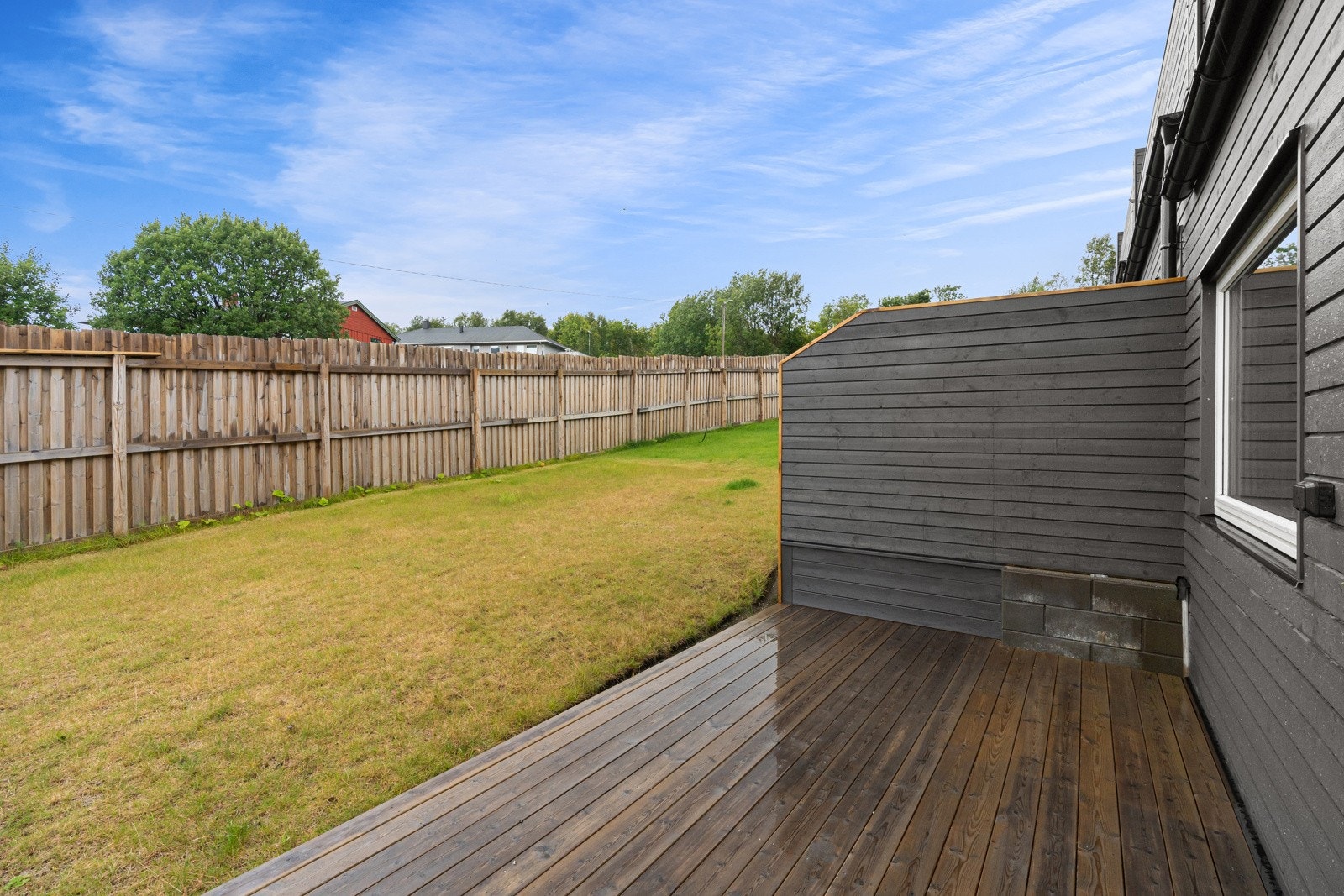 Terrasse på baksiden gir gode solforhold og en skjermet uteplass. I tillegg har boligen balkong i andre etasje.