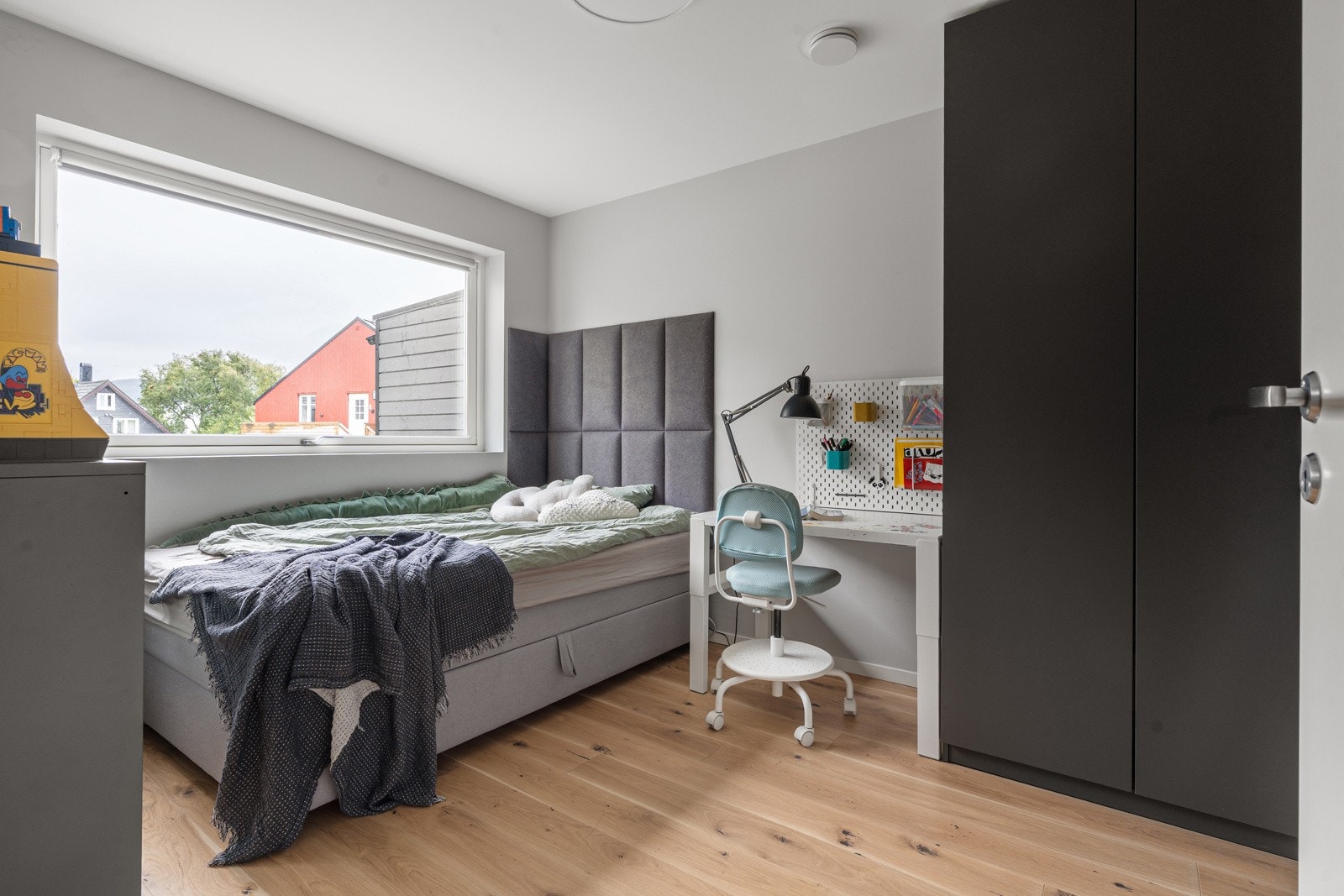 Leilighetens soverom 2 kan enkelt innredes som gjesterom eller kontor etter eget ønske.