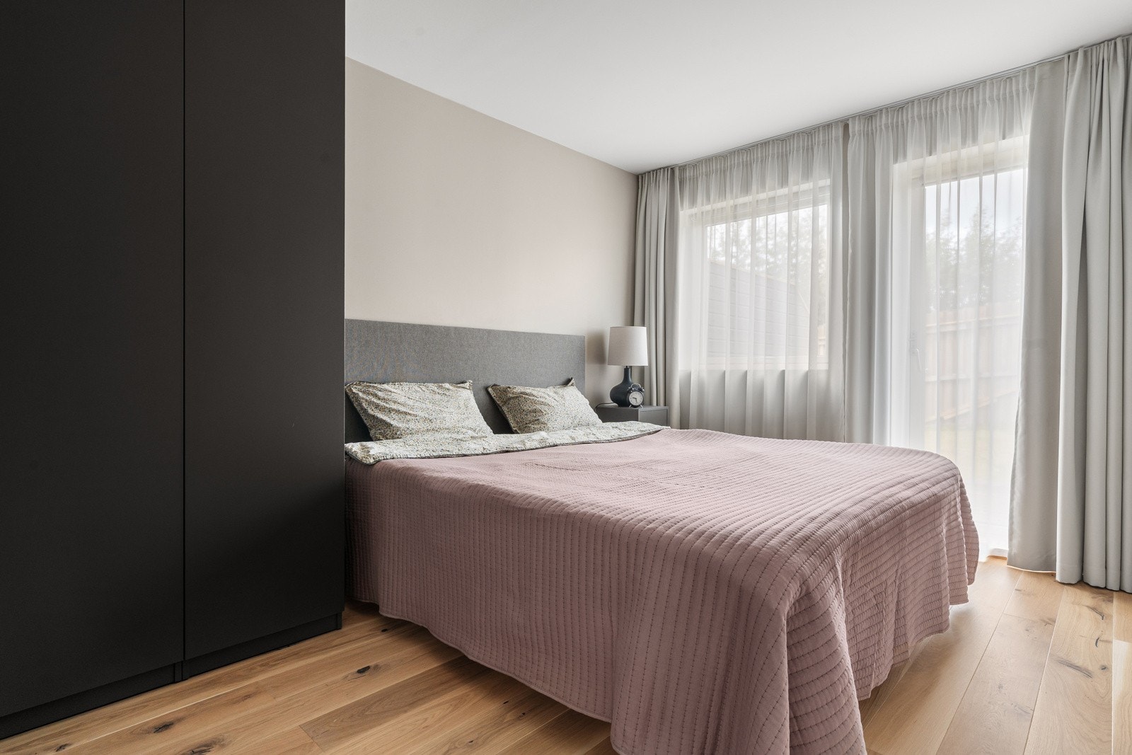 Hovedsoverommet tilbyr god plass til seng, nattbord og eventuelle garderobeskap etter behov.