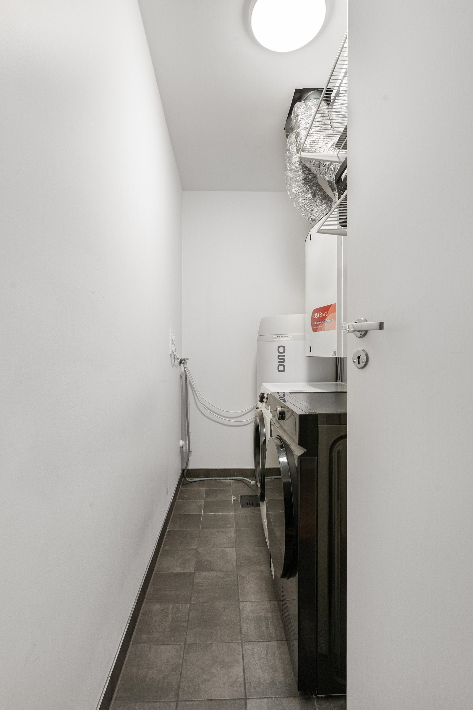 Praktisk vaskerom med god plass til både vaskemaskin og tørketrommel.