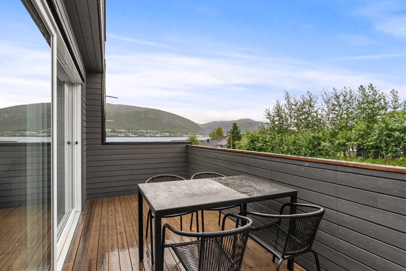 Balkongen fungerer som en forlengelse av oppholdsrommet på varme dager - Ta frokosten eller lunsjen ute!