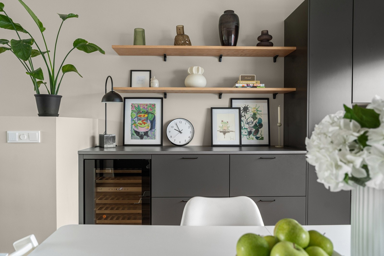 Den store benkeplassen gjør kjøkkenet til svært hyggelig arbeidssone. Eksklusivt vinskap som setter en elegant ramme rundt kjøkkenet og gir gode oppbevaringsforhold for vin.
