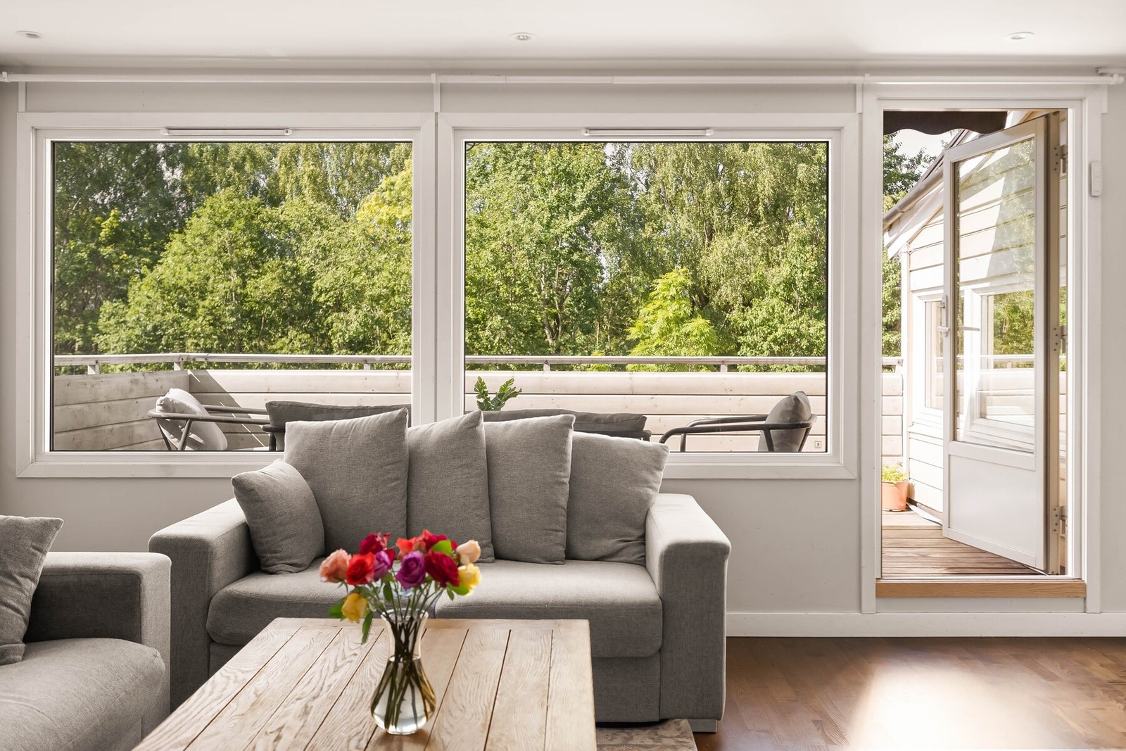 Fra stuen har er det adkomst ut til boligens første terrasse Galleribilde