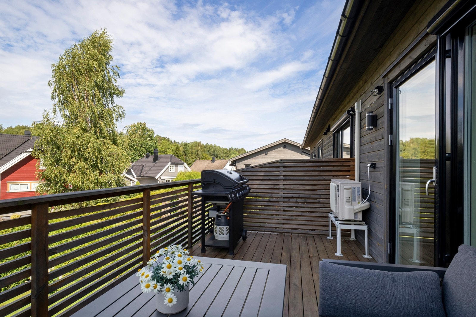 Balkongen er ideell som leseplass, morgenkafferom eller liten uteplasseringszone for sommeren. Galleribilde