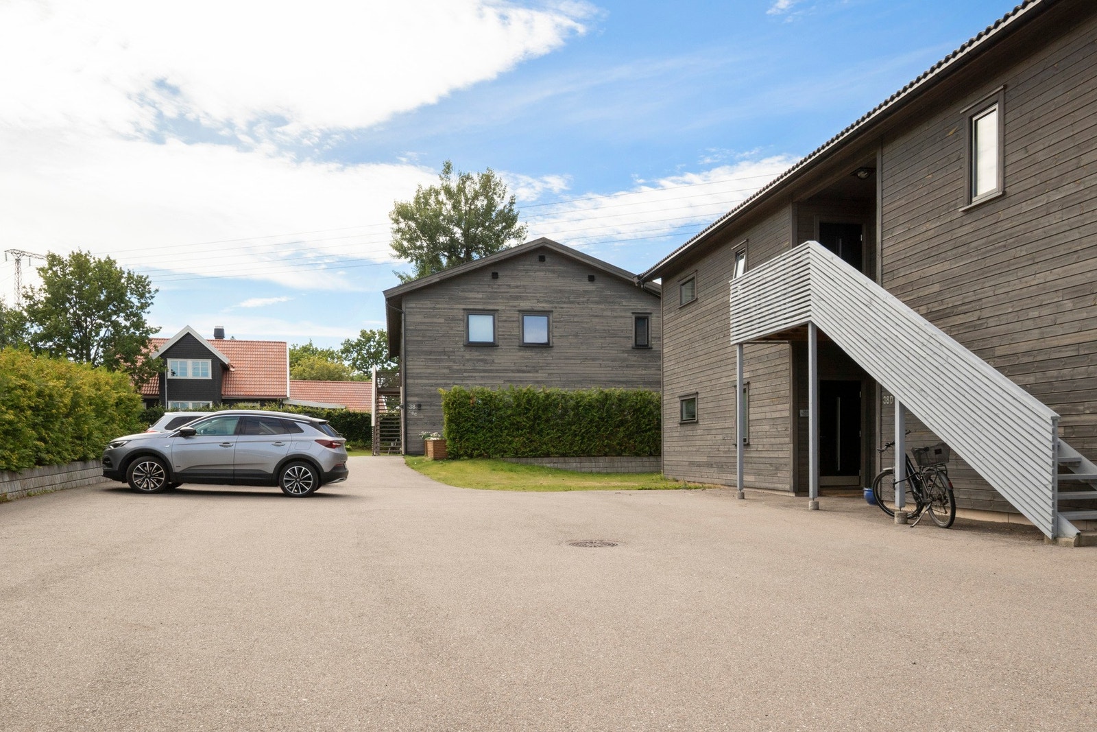 Eiendommen disponerer en parkeringsplass i felles carport som er delt mellom flere leiligheter. Galleribilde