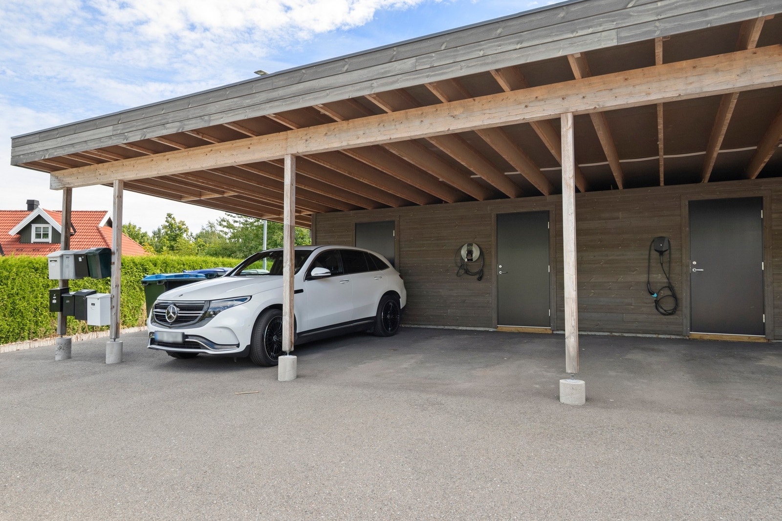 Carporten har montert elbillader, perfekt for den som har eller planlegger å anskaffe elbil. Galleribilde