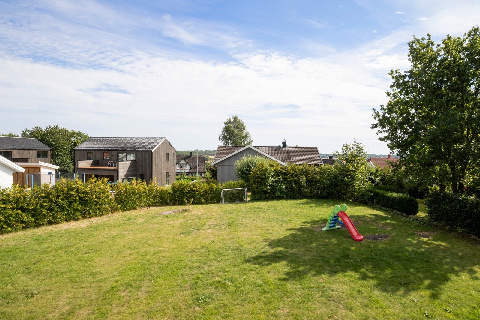 Området har utmerket tilgang til natur med skogsområder, turstier og grønne lekeplasser. Galleribilde