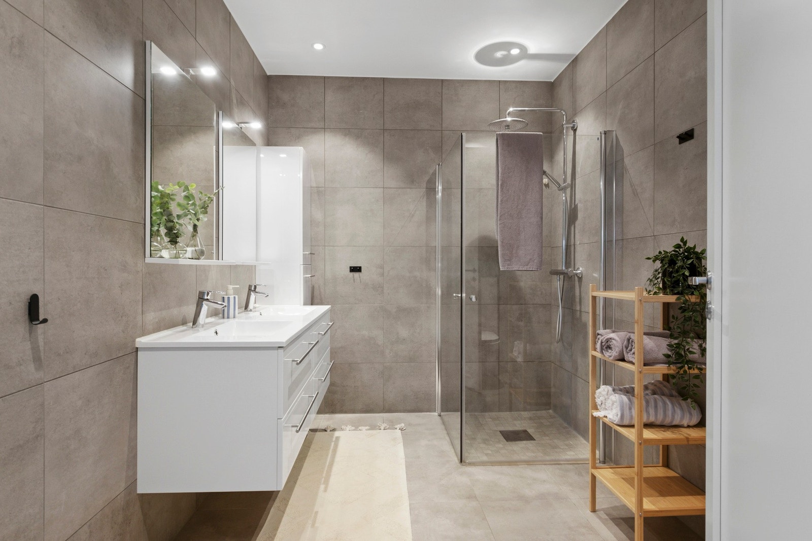 Badet ble oppført fra 2021 med moderne flislagte vegger og malt himling som er lett å vedlikeholde. Galleribilde