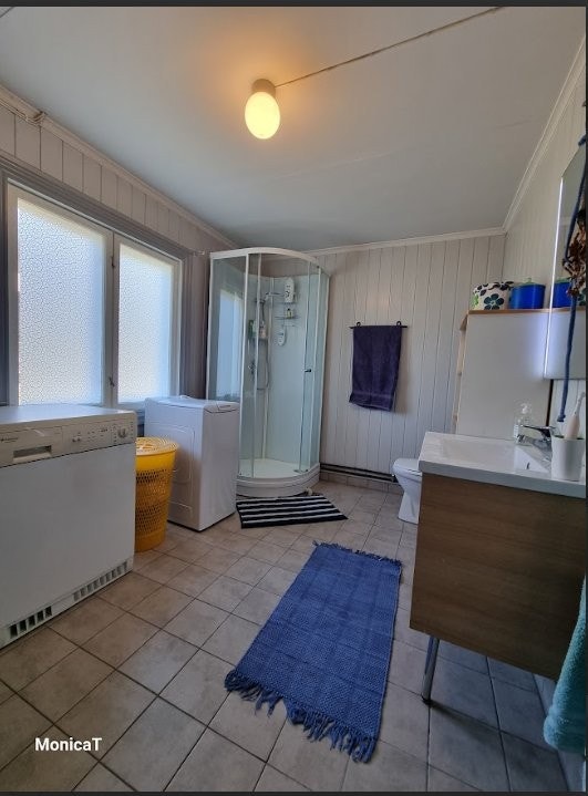 Rimelig stort bad med vaskemaskin og tørketromel Galleribilde