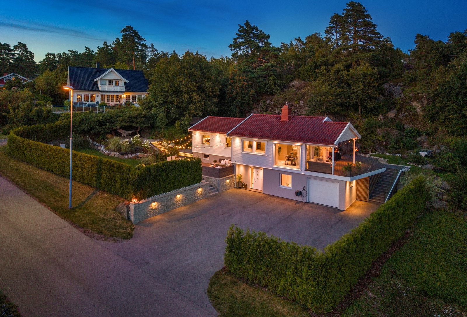 Eiendommen har også garasje og en romslig gårdsplass med gode parkeringsmuligheter. Galleribilde