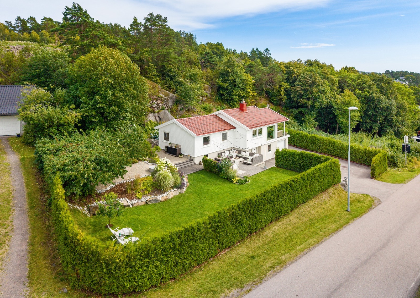 Eiendommen har en attraktiv og familievennlig beliggenhet i Movikveien på Torød, sør på Nøtterøy. Galleribilde
