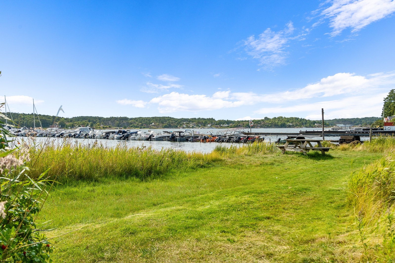 Fra boligen er det kort vei til sjøen, flotte turmuligheter og flere populære badeplasser. Galleribilde