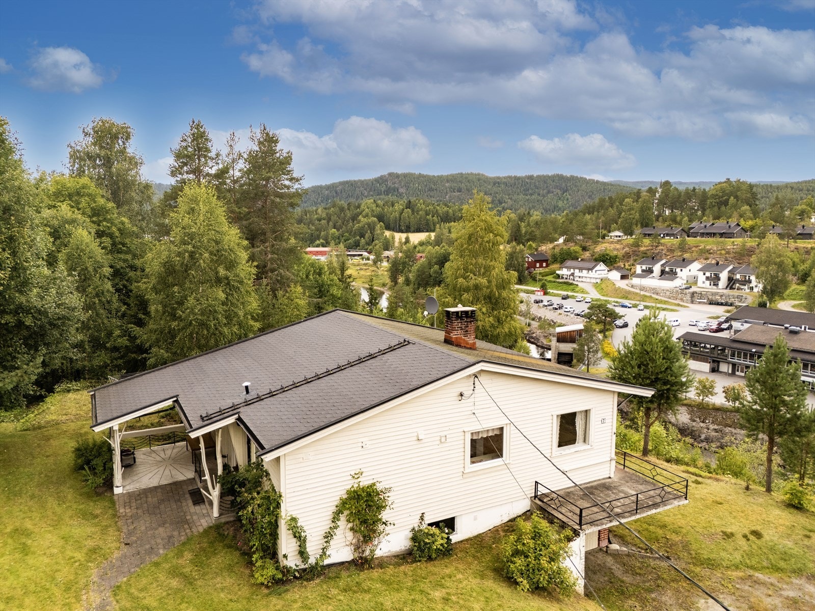 Eiendommen ligger høyt og sentralt i Prestfoss, med gangavstand til skoler og servicetilbud. Galleribilde