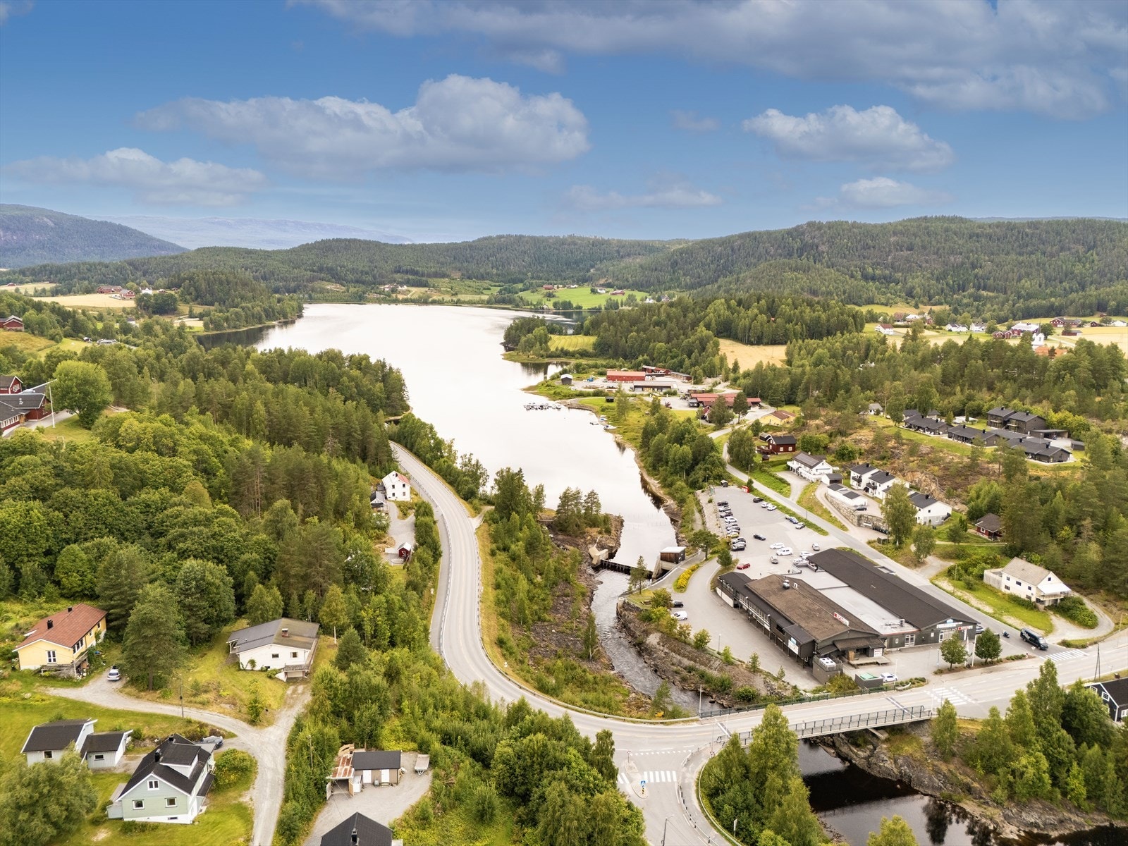 Området byr på nærhet til natur, med turmuligheter og badeplass ved Soneren. Galleribilde