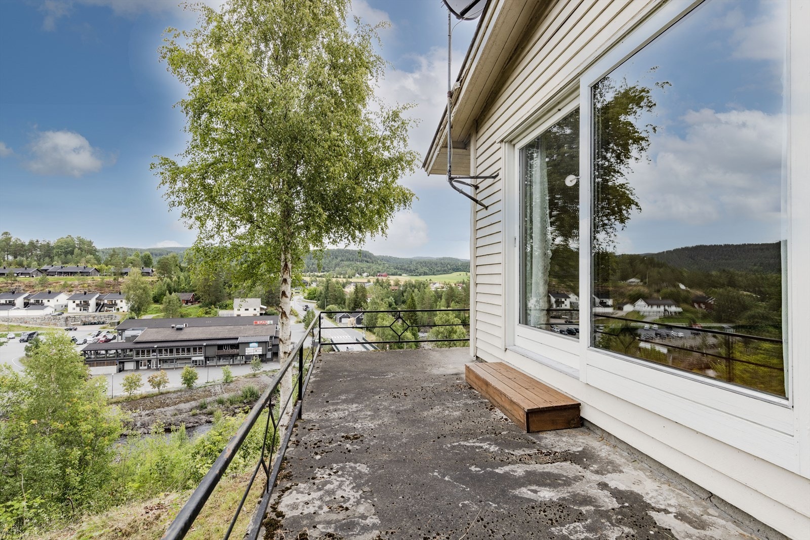 Fra den 32 m² store betongterrassen er det utsikt over nærområdet og Sigdalsenteret. Galleribilde