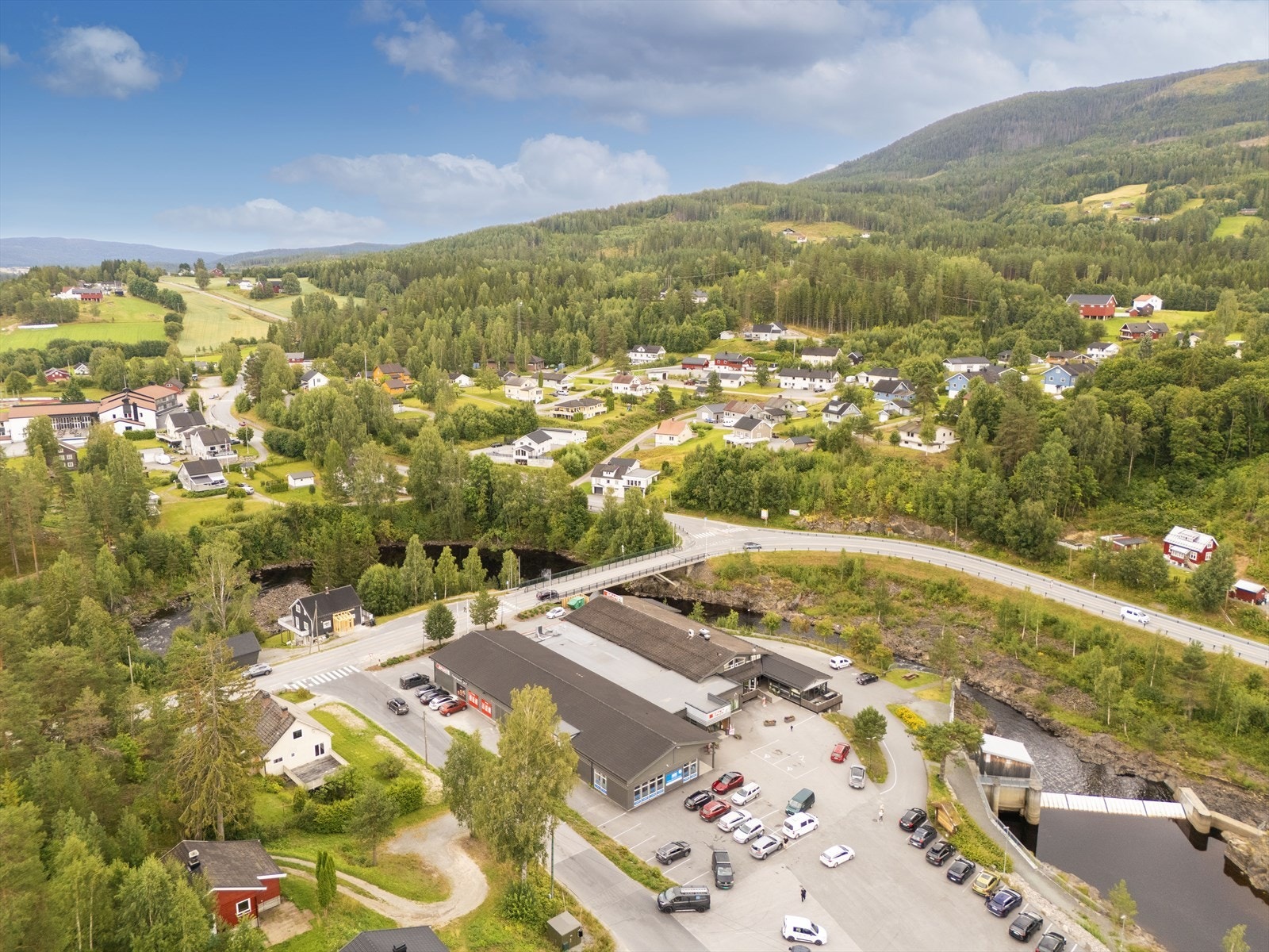 Eiendommen ligger i et etablert boligfelt på Kringstad, like ved Prestfoss sentrum. Galleribilde