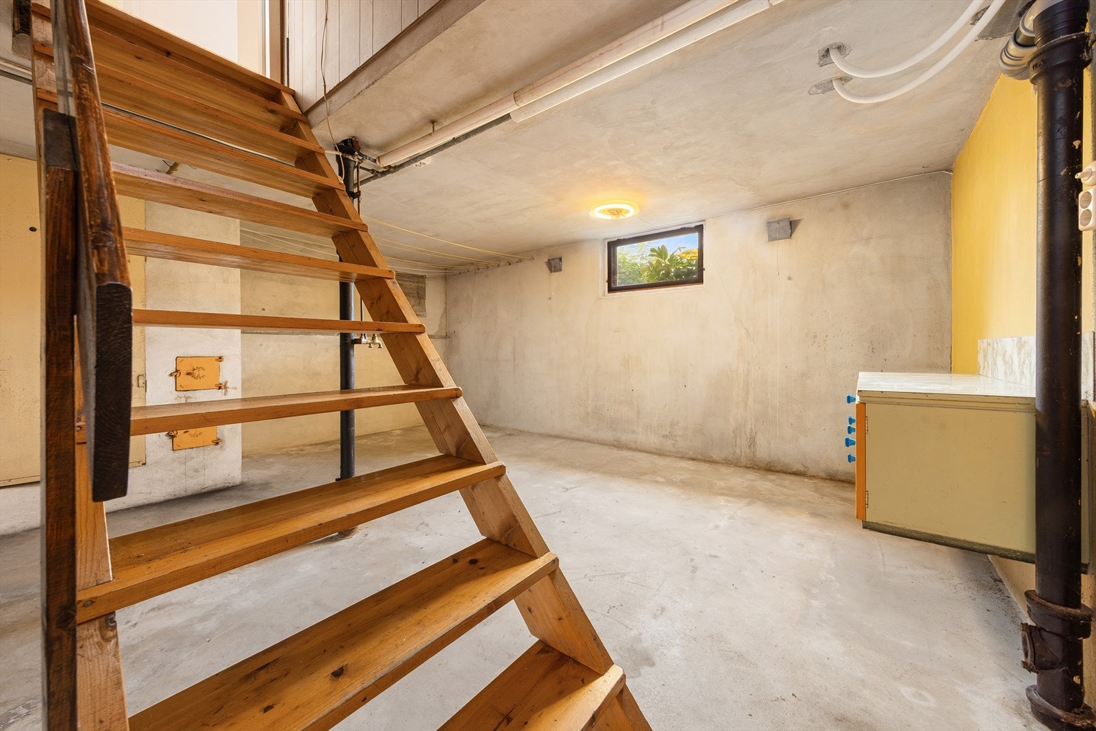 Lakkert tretrapp ned til kjelleren, som har et stort potensial for oppgradering. Galleribilde