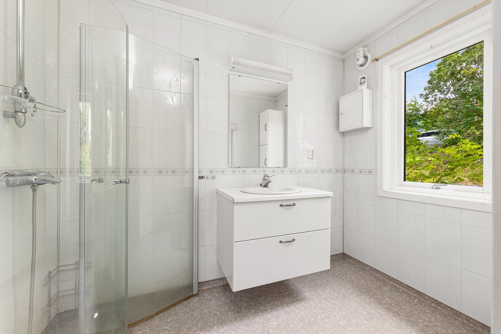 Badet i første etasje har gulvvarme, dusjhjørne og opplegg for vaskemaskin. Galleribilde