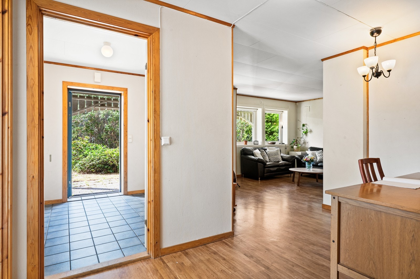 Inngangspartiet leder inn til en praktisk entré. Galleribilde