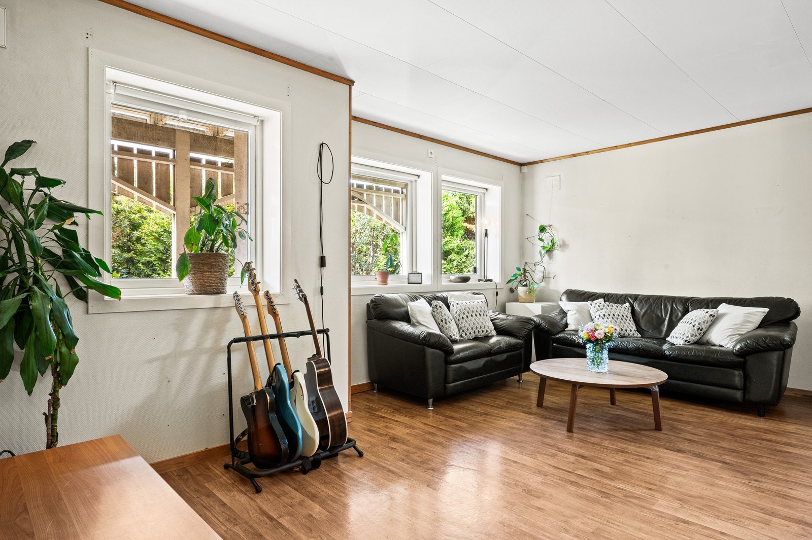 Flere vinduer slipper inn godt med dagslys i oppholdsrommet. Galleribilde