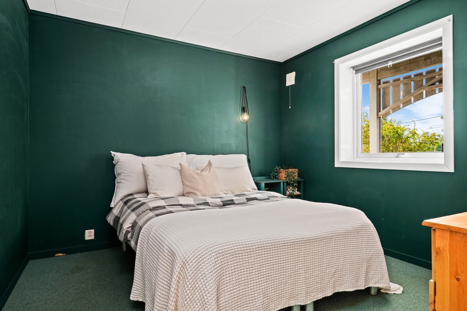 Soverom med plass til dobbeltseng og nattbord. Galleribilde