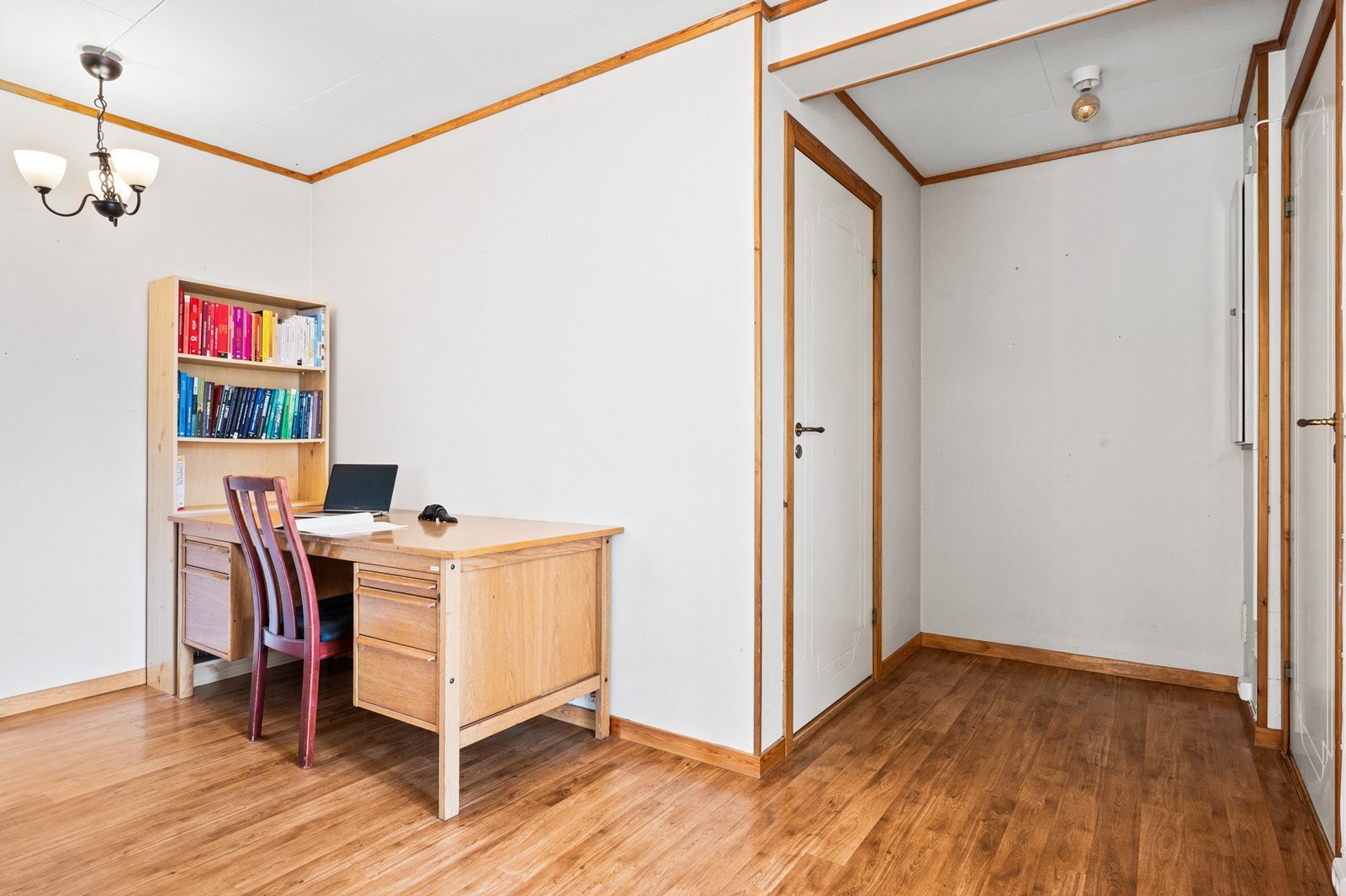 Et disponibelt rom som egner seg godt som hjemmekontor eller hobbyrom. Galleribilde