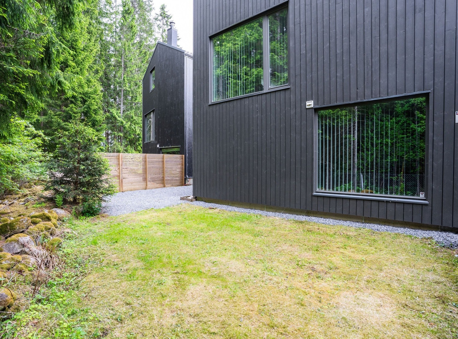 Hagen bak huset vender direkte inn mot skogen Galleribilde