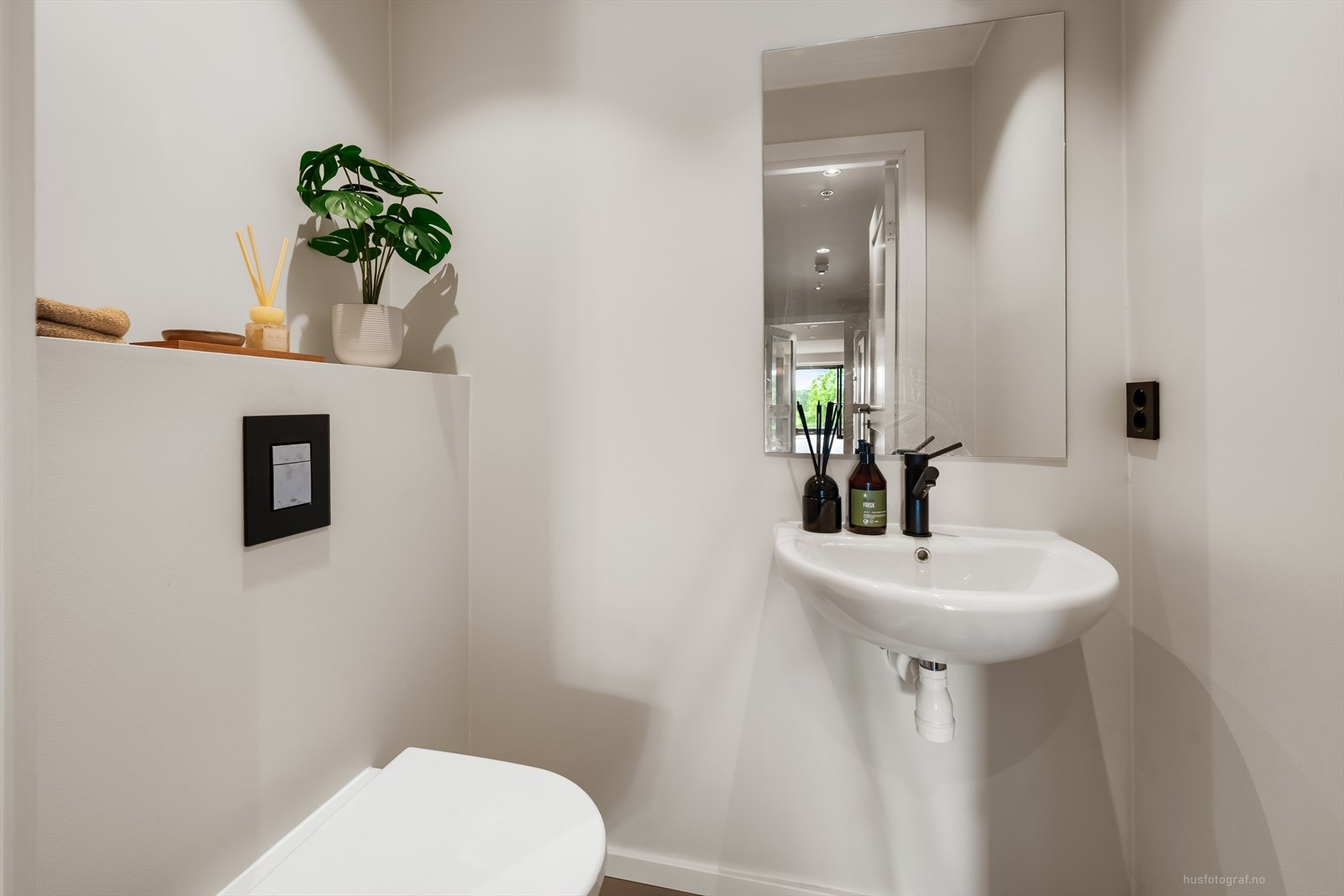 I tillegg til badet har leiligheten et separat toalettrom med varmekabler i gulvet. Galleribilde