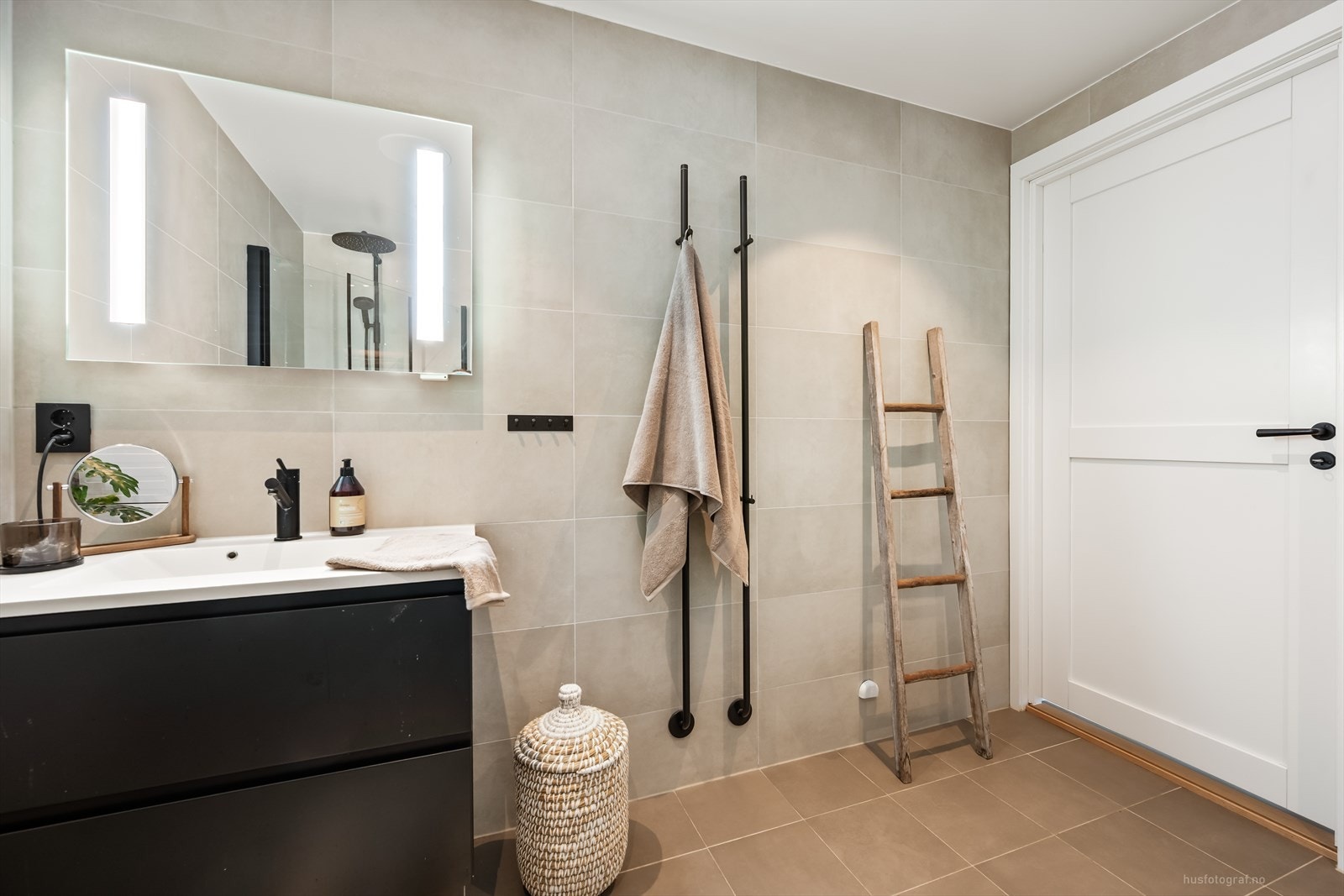 Badet har baderomsinnredning med servant, skuffer og speil med integrert belysning. Galleribilde