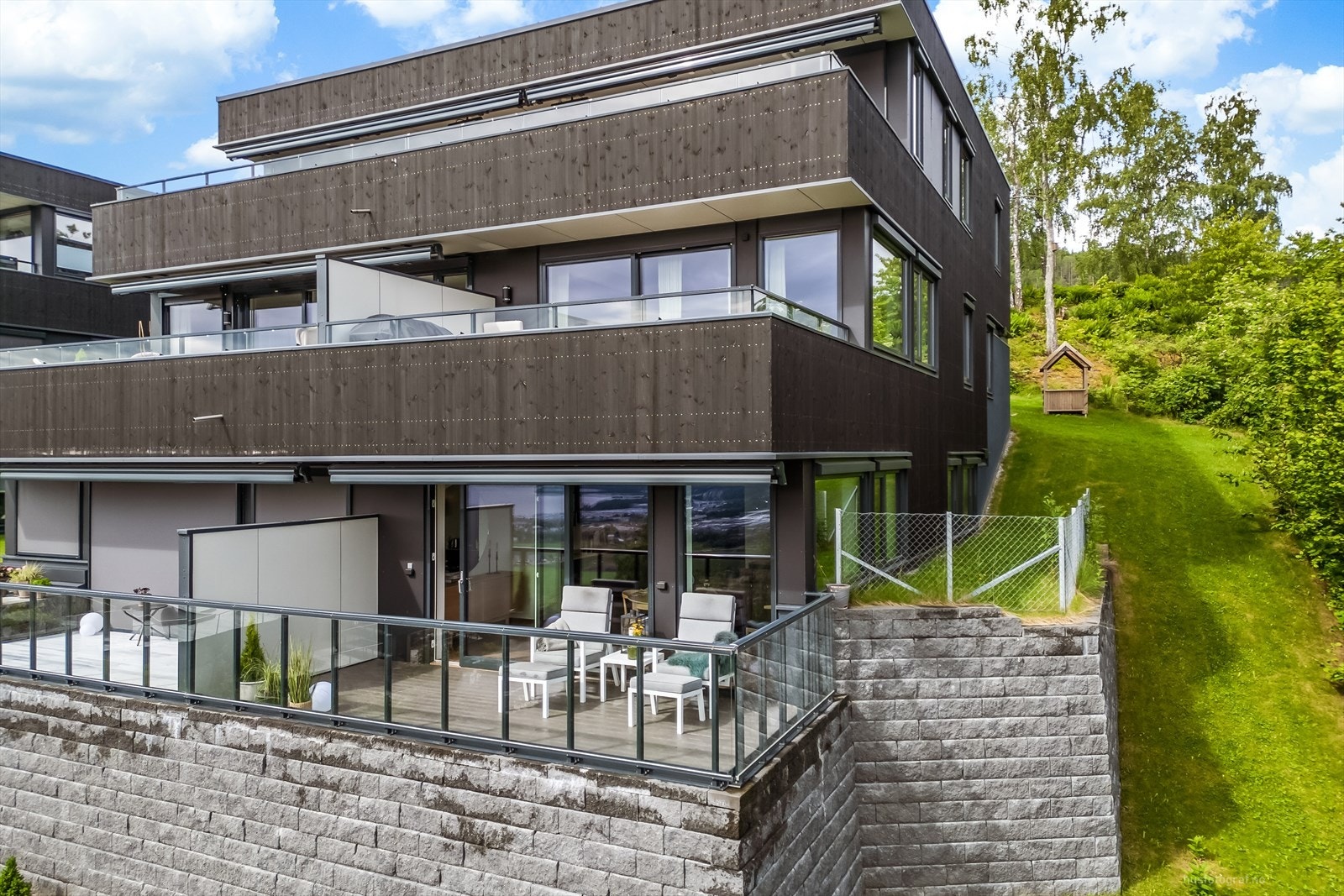 Leiligheten ligger skjermet til med en privat og tilbaketrukket beliggenhet. Galleribilde