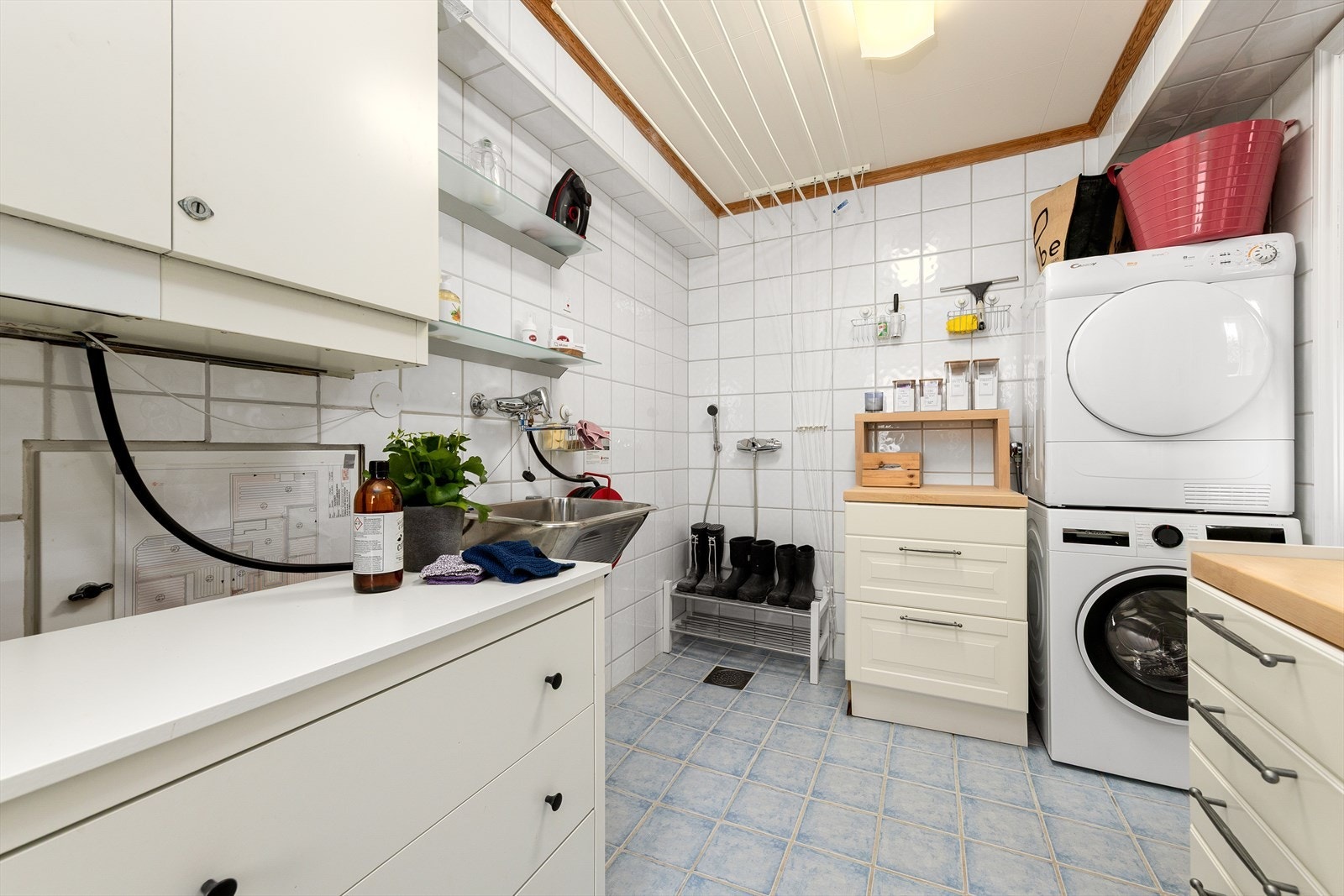 Separat vaskerom med egen inngang, opplegg for vaskemaskin og sentralstøvsuger. Galleribilde
