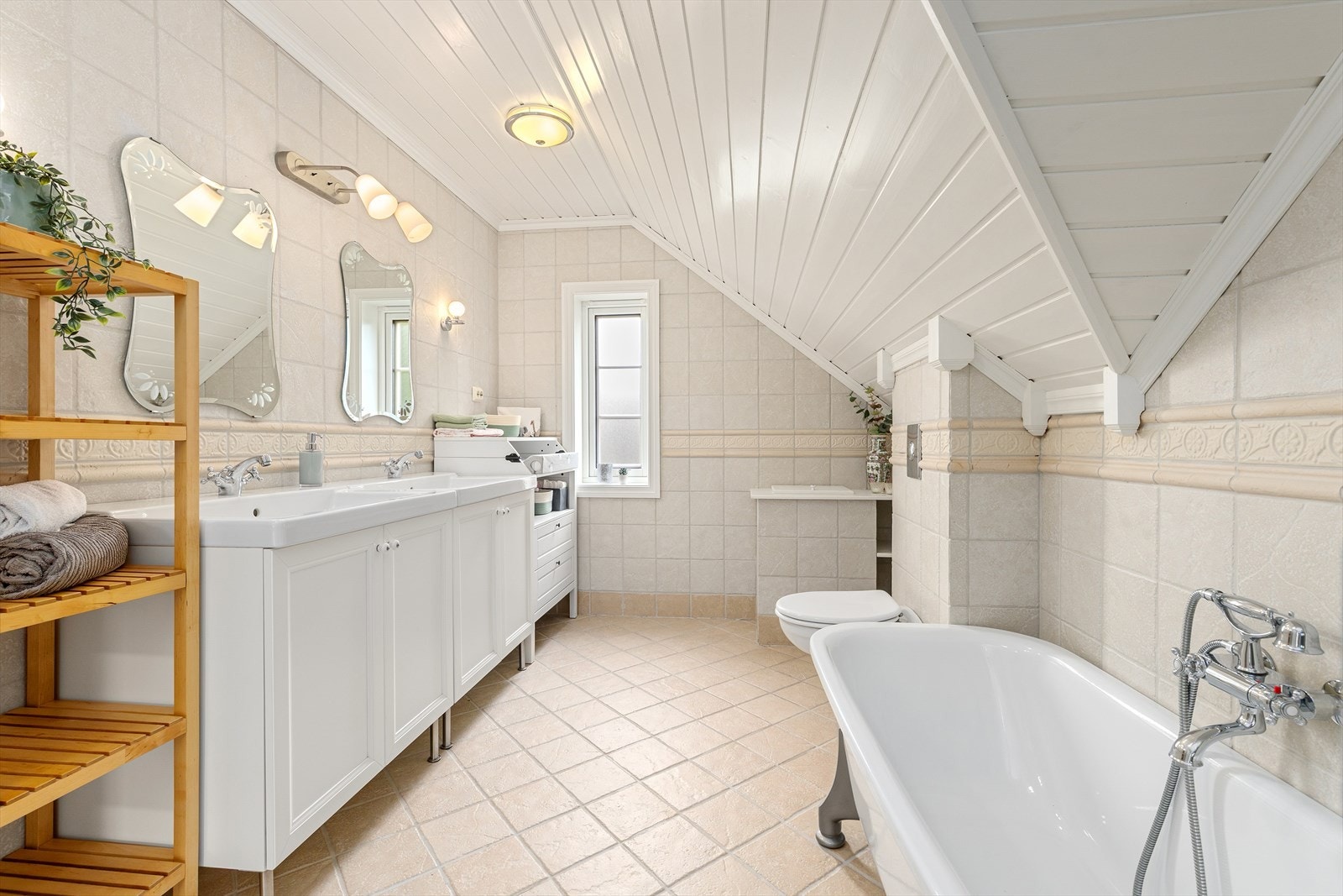 Badet i andre etasje er utstyrt med badekar, dusj og doble servanter. Galleribilde