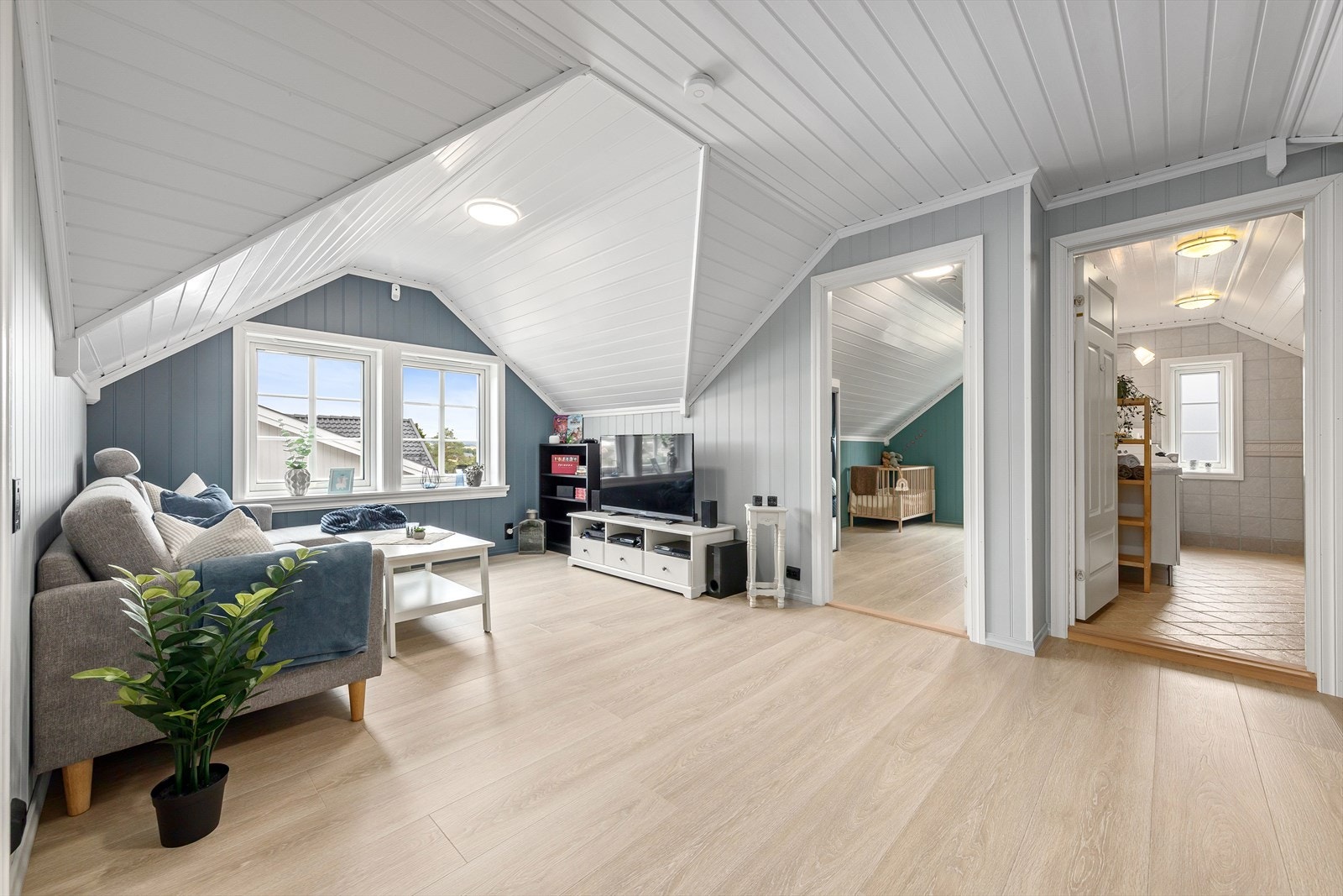 Fra loftstuen er det adkomst til soverommene og badet. Galleribilde