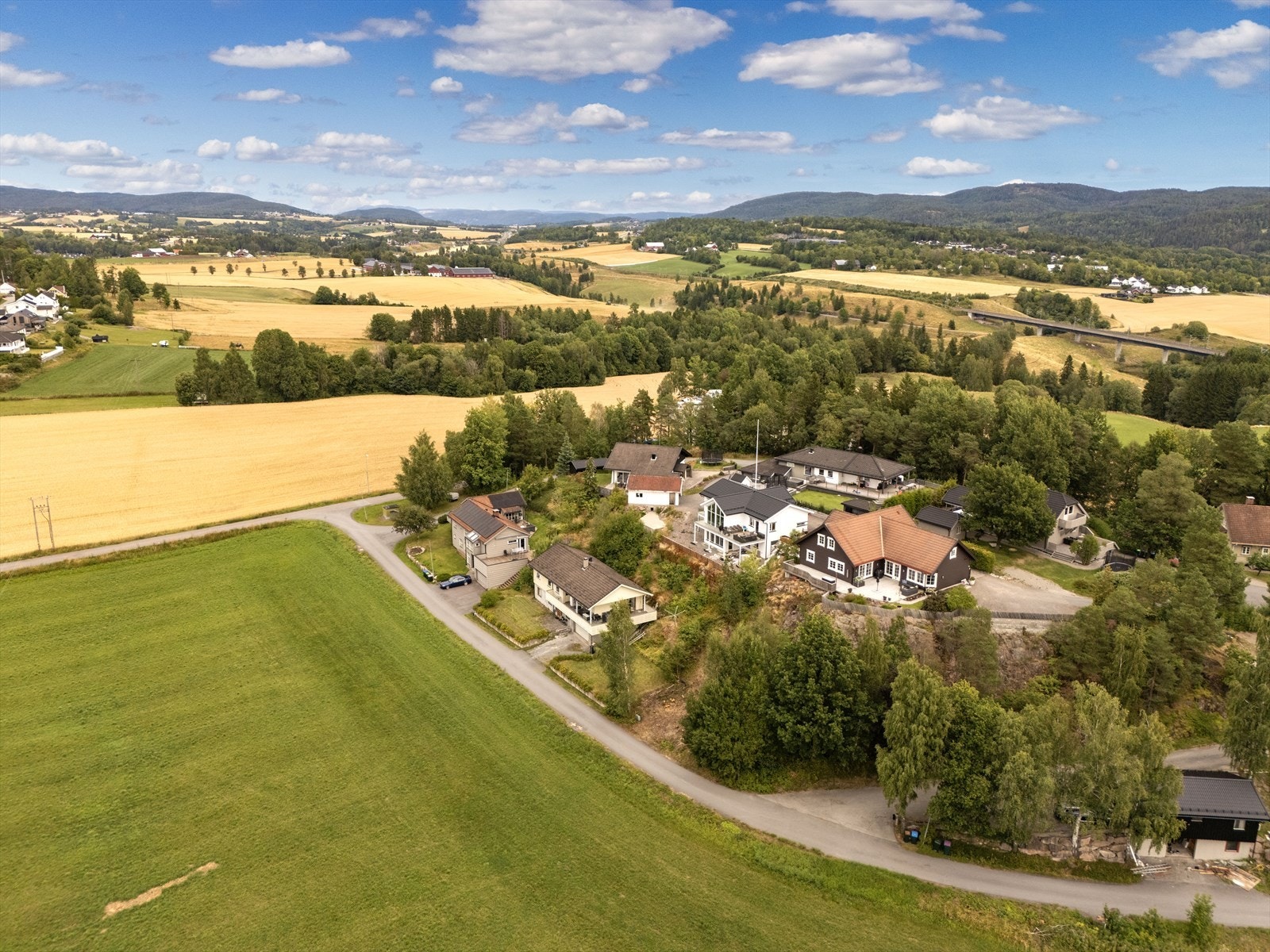 Eiendommen ligger i et etablert og barnevennlig boligområde. Galleribilde