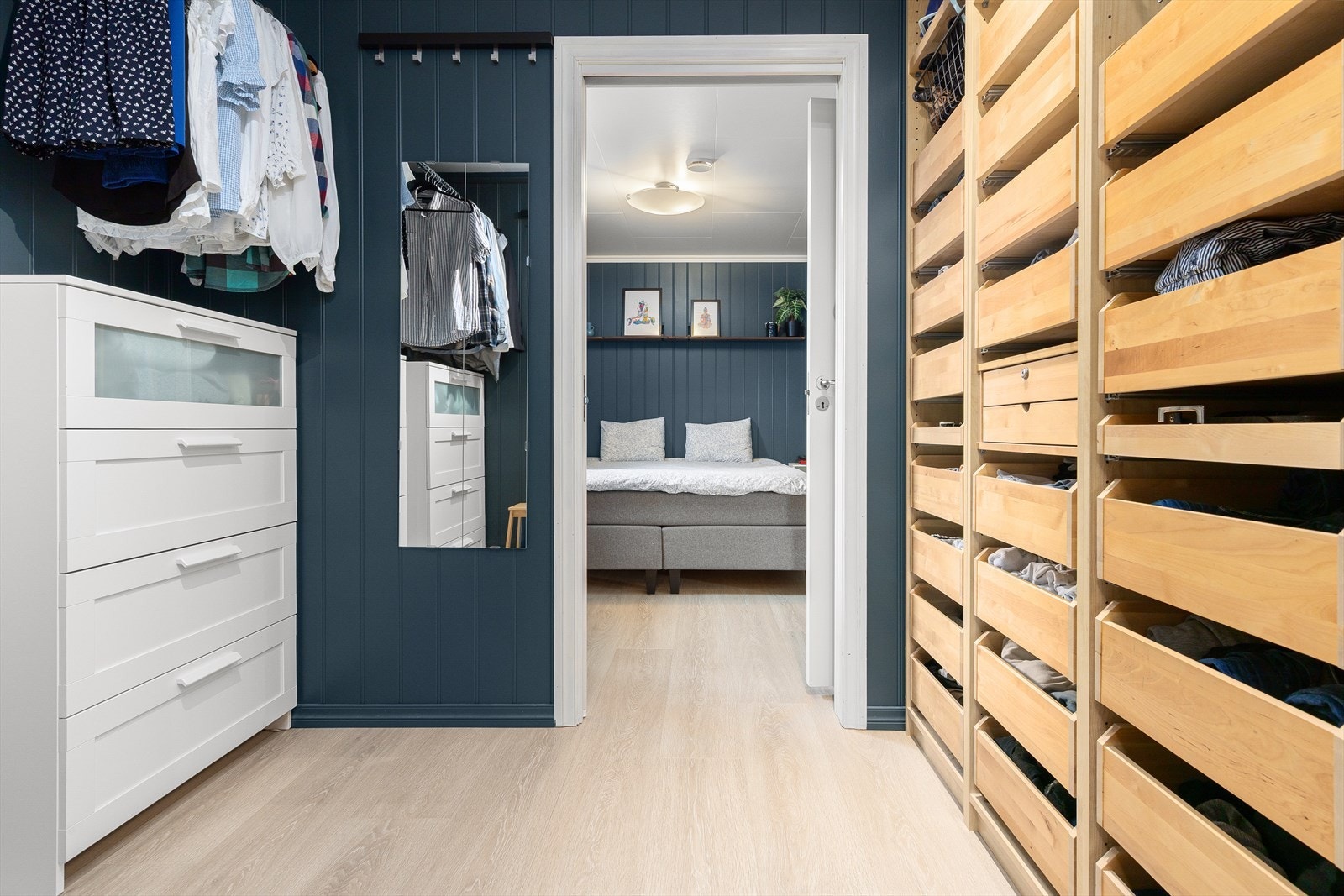 Praktisk walk-in closet med rikelig med oppbevaringsplass. Galleribilde