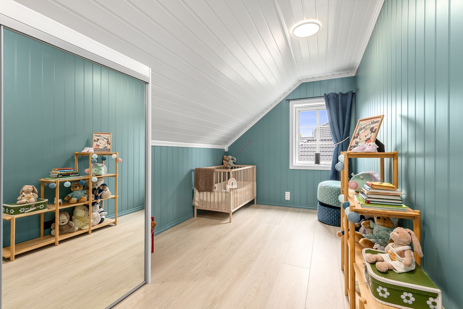 Et lyst og trivelig barnerom med plass til lek. Galleribilde