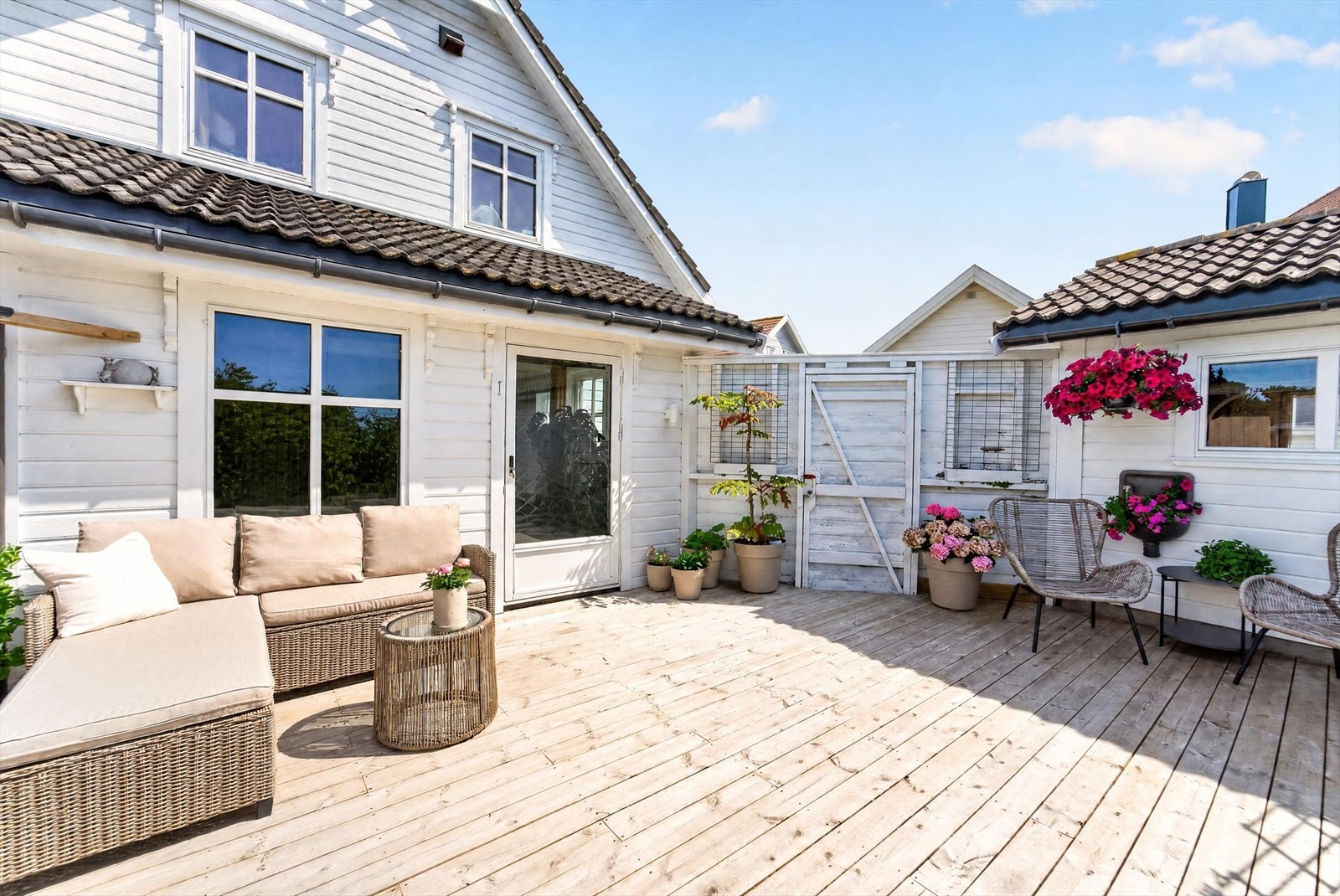 Stor og solrik terrasse med god plass til både avslapning og sosiale sammenkomster. Galleribilde