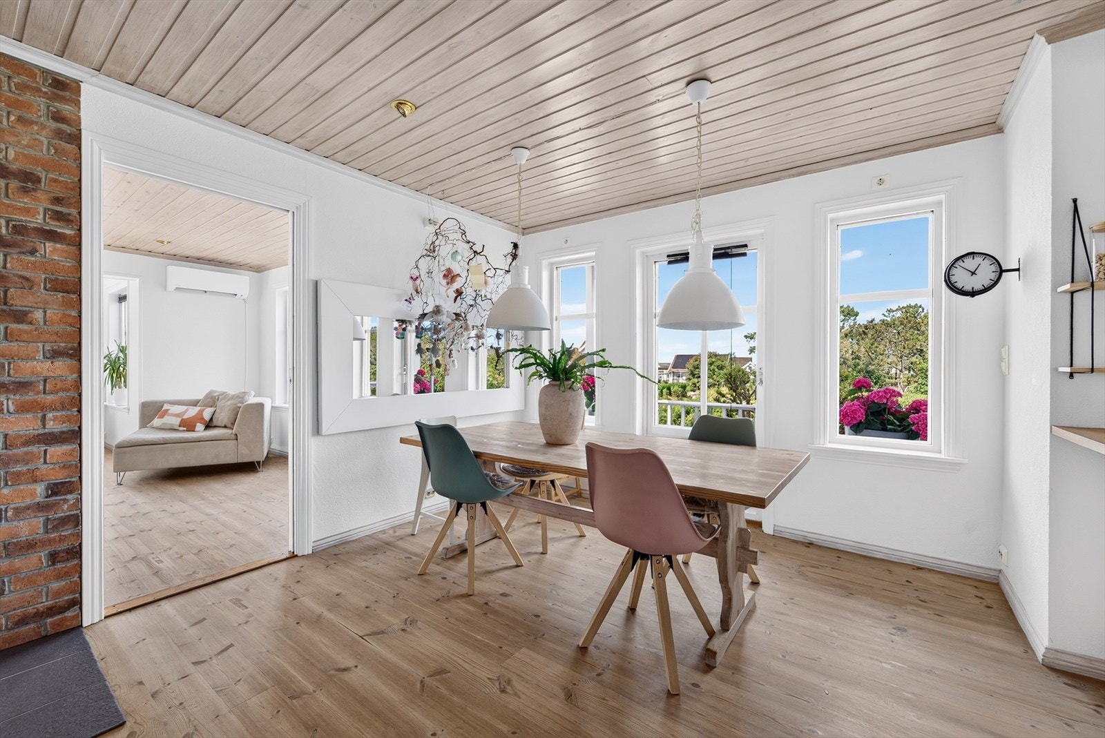 Spiseplass med lett adkomst til stue og ut til veranda på fremsiden av boligen. Galleribilde
