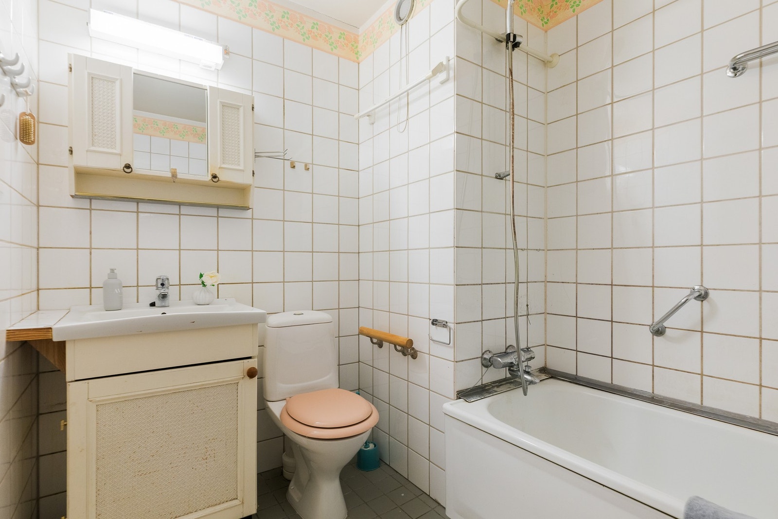 Badet er av eldre dato og har flislagte veggoverflater og gulv Galleribilde