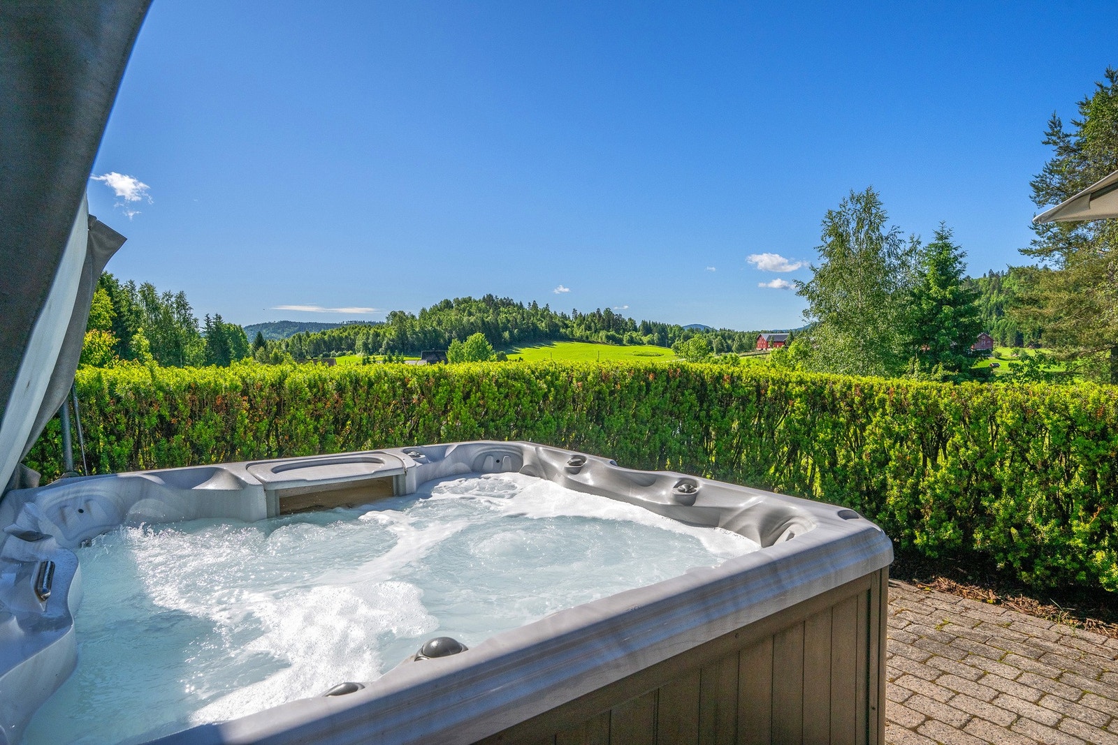 Nyt avslappende dager i jacuzzi med utsikt over vakre omgivelser. Galleribilde